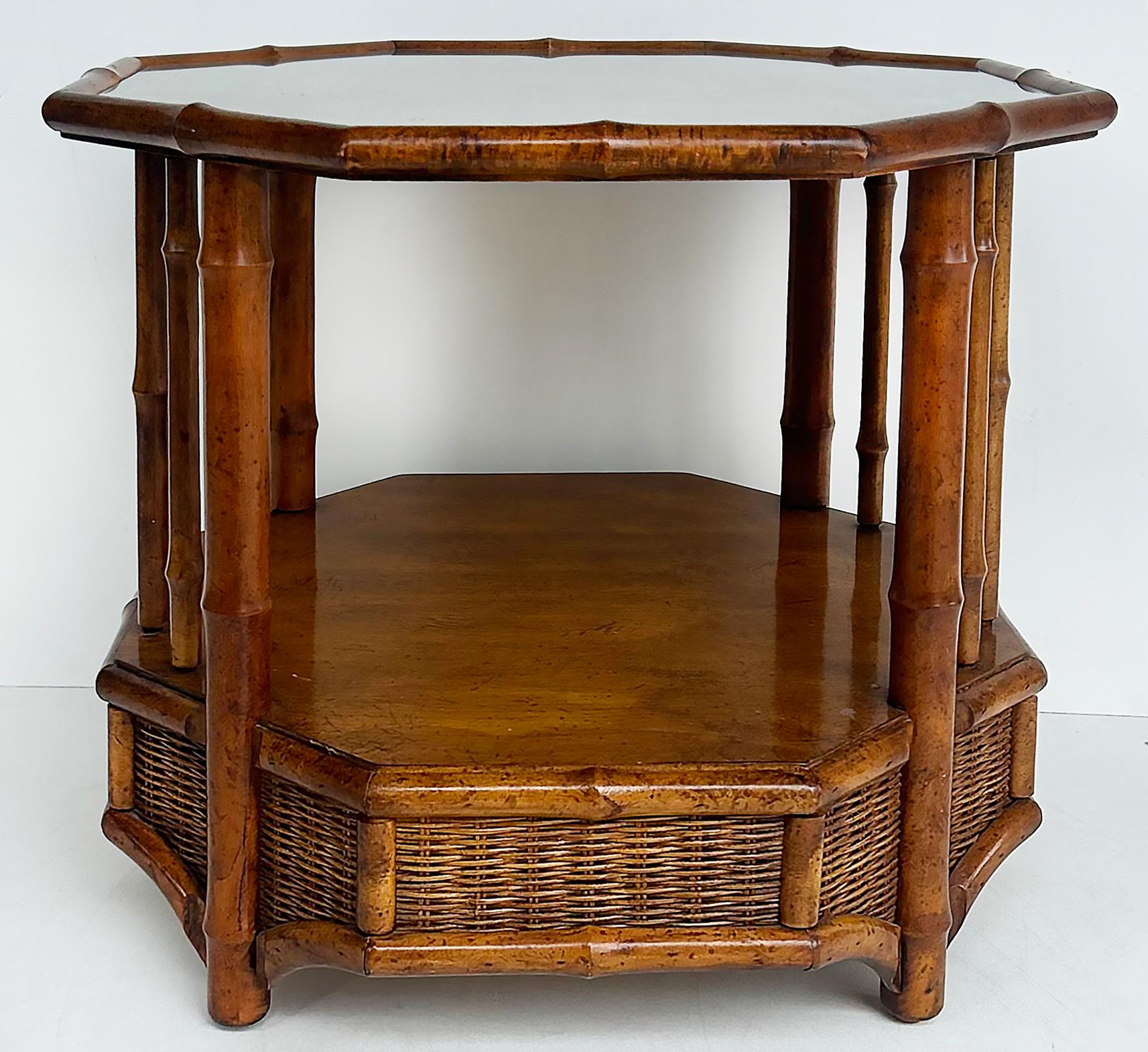 Table d'appoint octogonale en bambou et rotin avec plateau en verre, Coastal Chic

Nous proposons à la vente une table d'appoint octogonale en rotin de style côtier chic, à deux niveaux, avec un plateau en verre. La bordure en rotin sert de rail