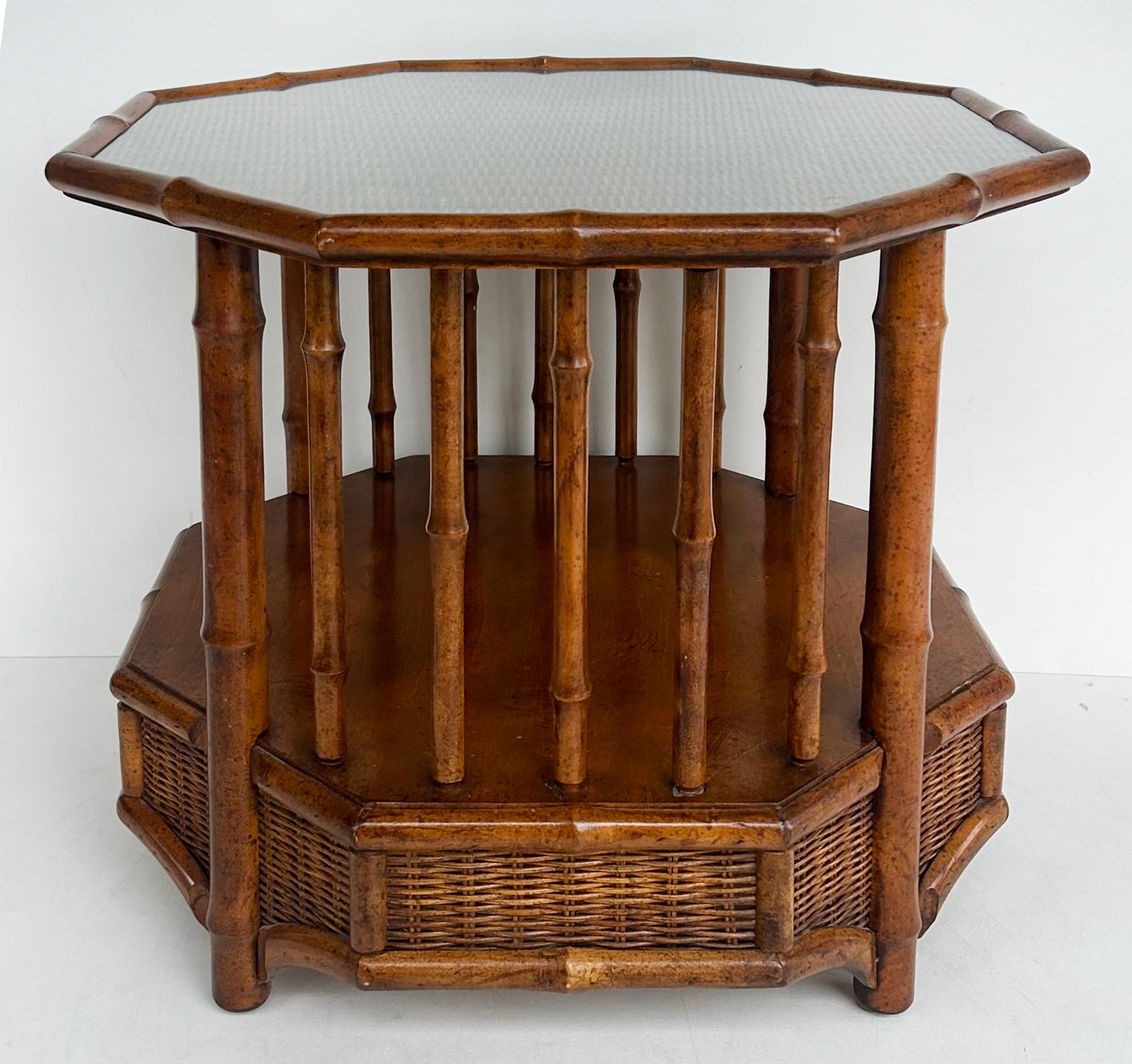 Américain Table d'appoint octogonale Coastal Chic à 2 niveaux en rotin avec plateau en verre en vente