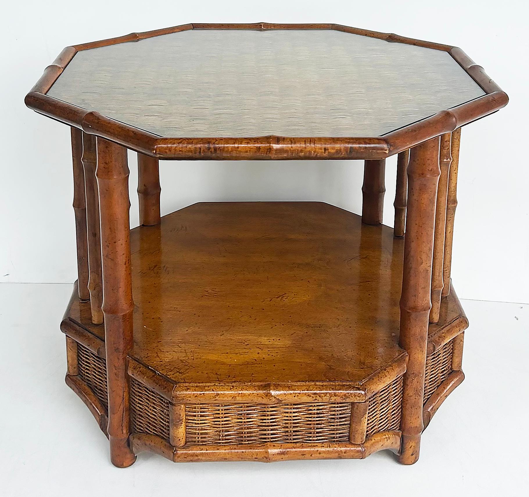 Table d'appoint octogonale Coastal Chic à 2 niveaux en rotin avec plateau en verre Bon état - En vente à Miami, FL