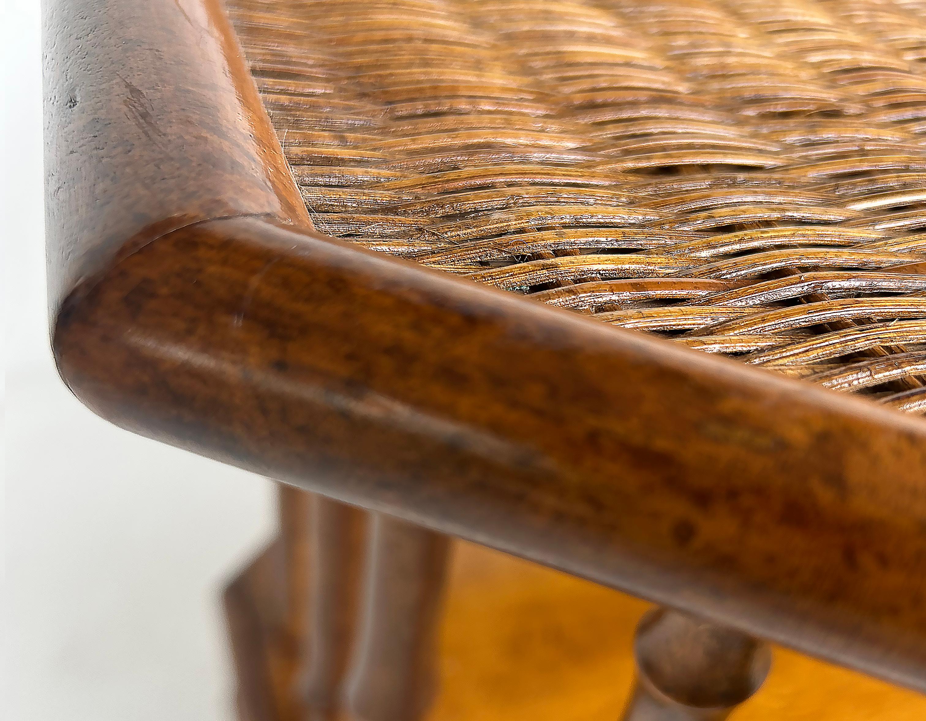 Rotin Table d'appoint octogonale Coastal Chic à 2 niveaux en rotin avec plateau en verre en vente