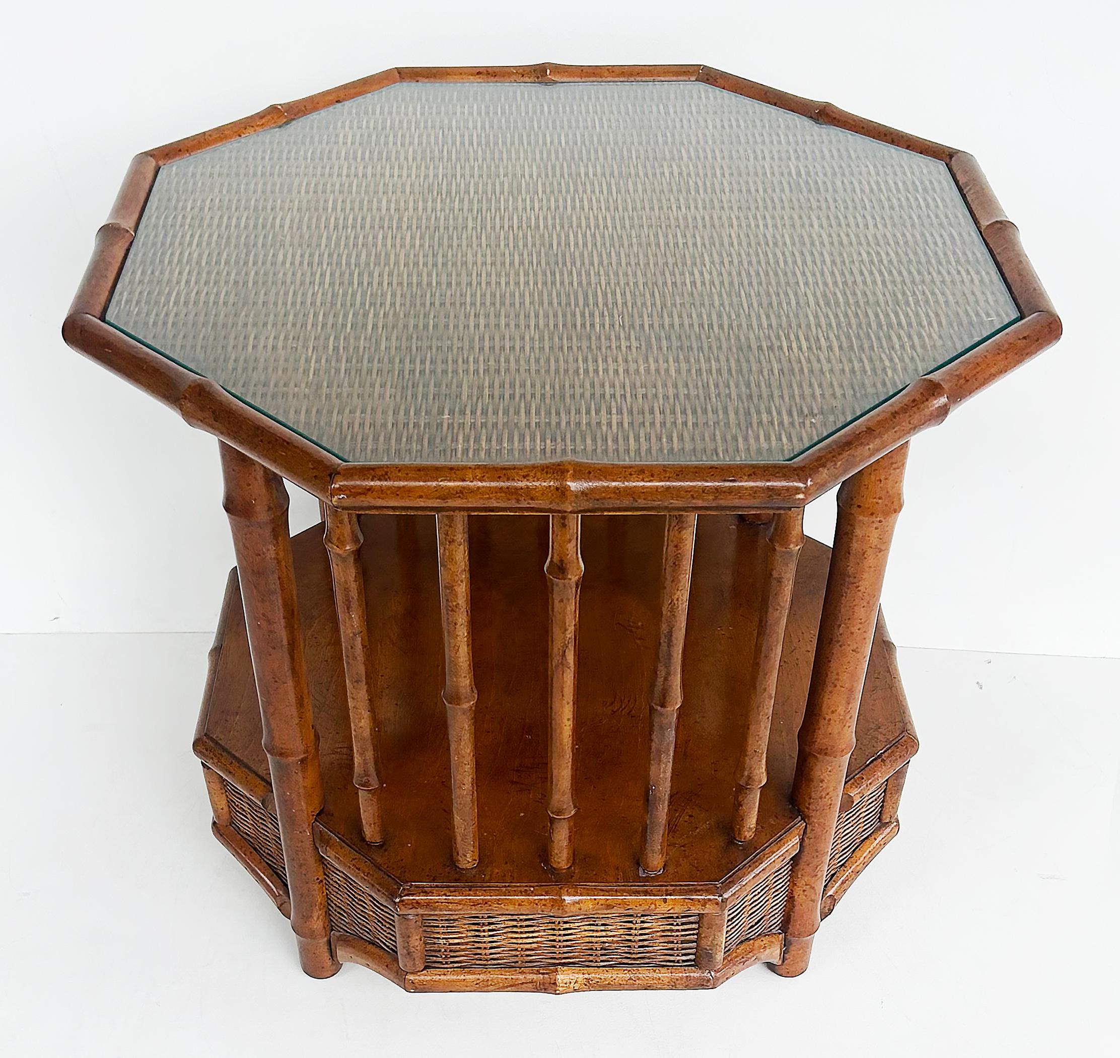 Table d'appoint octogonale Coastal Chic à 2 niveaux en rotin avec plateau en verre en vente 1