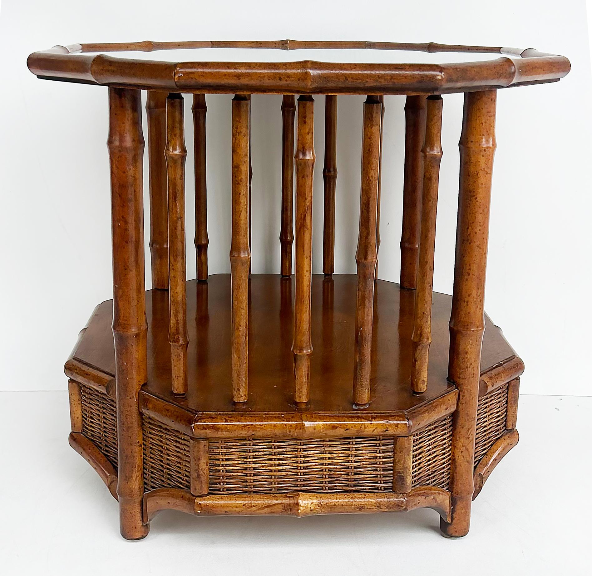 Table d'appoint octogonale Coastal Chic à 2 niveaux en rotin avec plateau en verre en vente 2