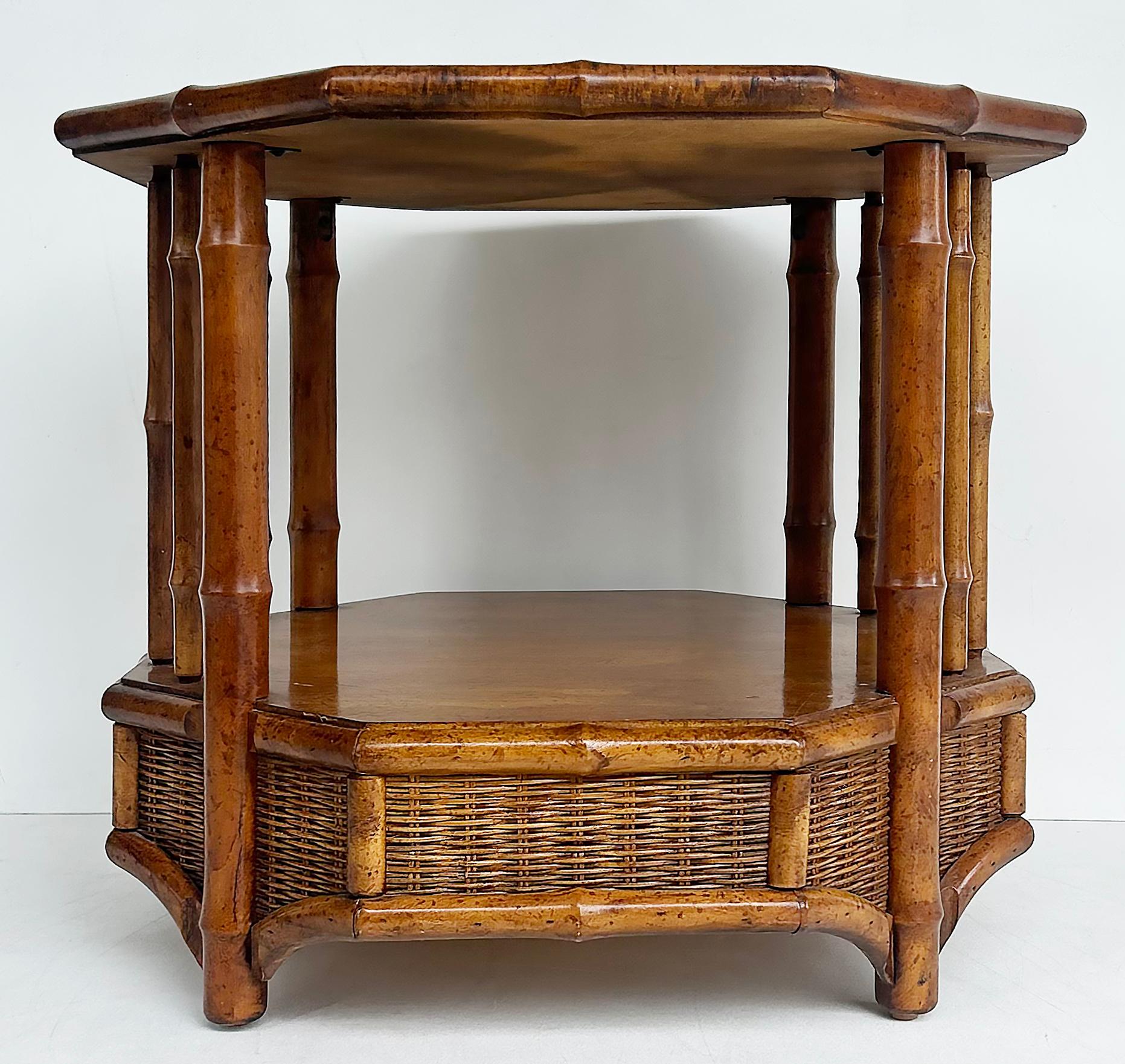 Table d'appoint octogonale Coastal Chic à 2 niveaux en rotin avec plateau en verre en vente 3