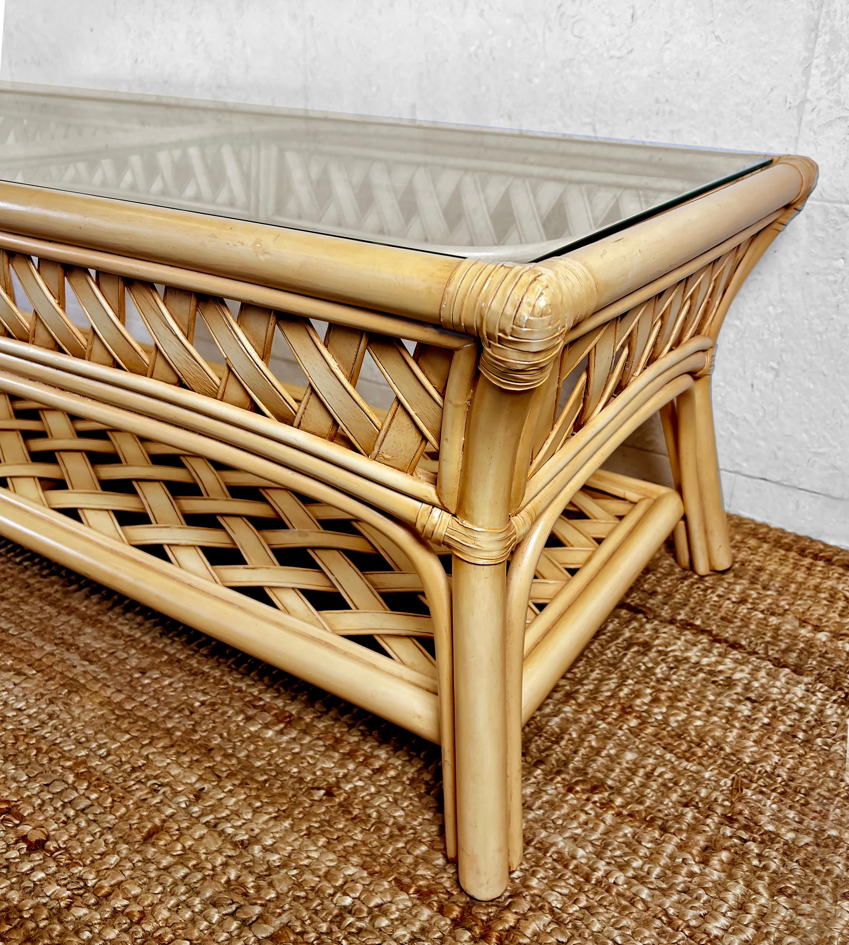 Philippin Table basse en rotin tressé Coastal Chic avec plateau en verre en vente