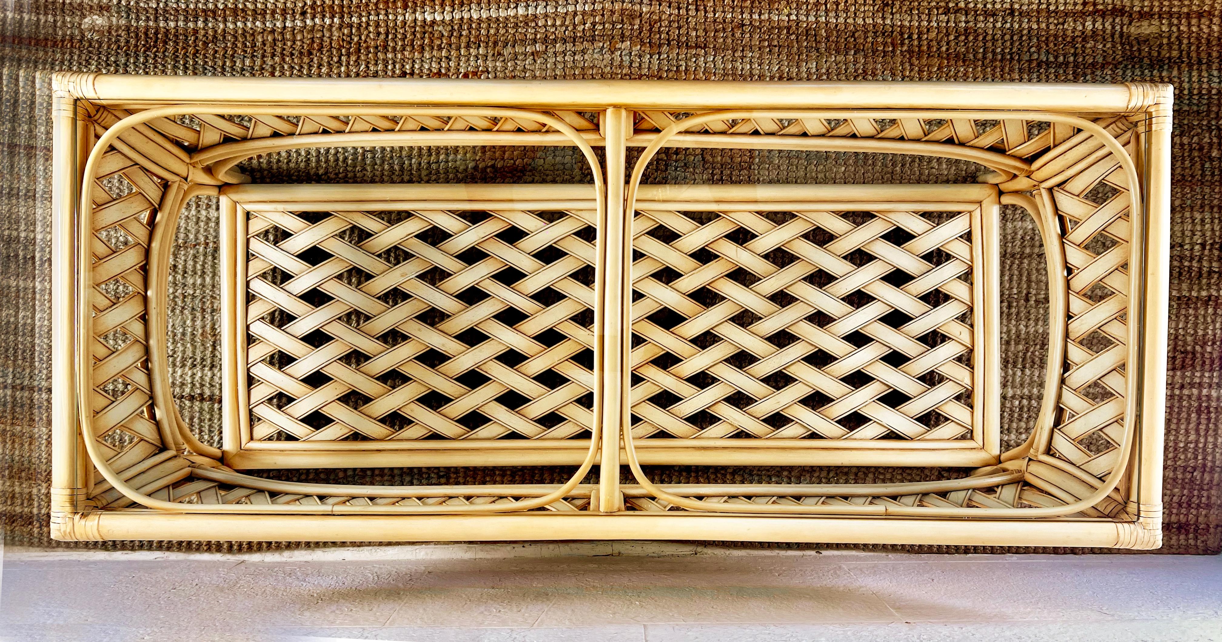 Peint Table basse en rotin tressé Coastal Chic avec plateau en verre en vente