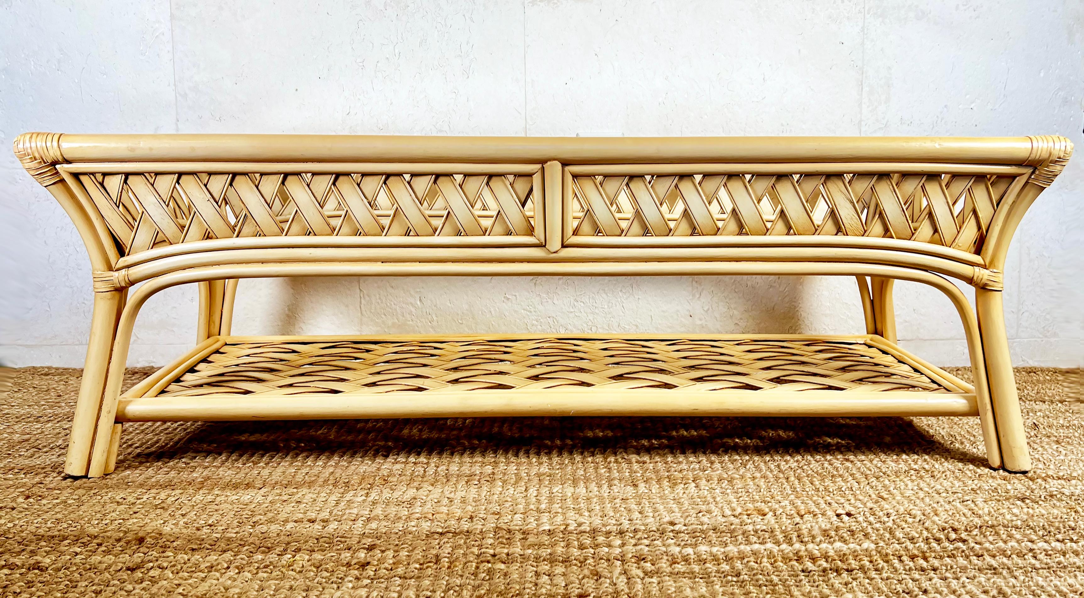 Table basse en rotin tressé Coastal Chic avec plateau en verre Bon état - En vente à Miami, FL