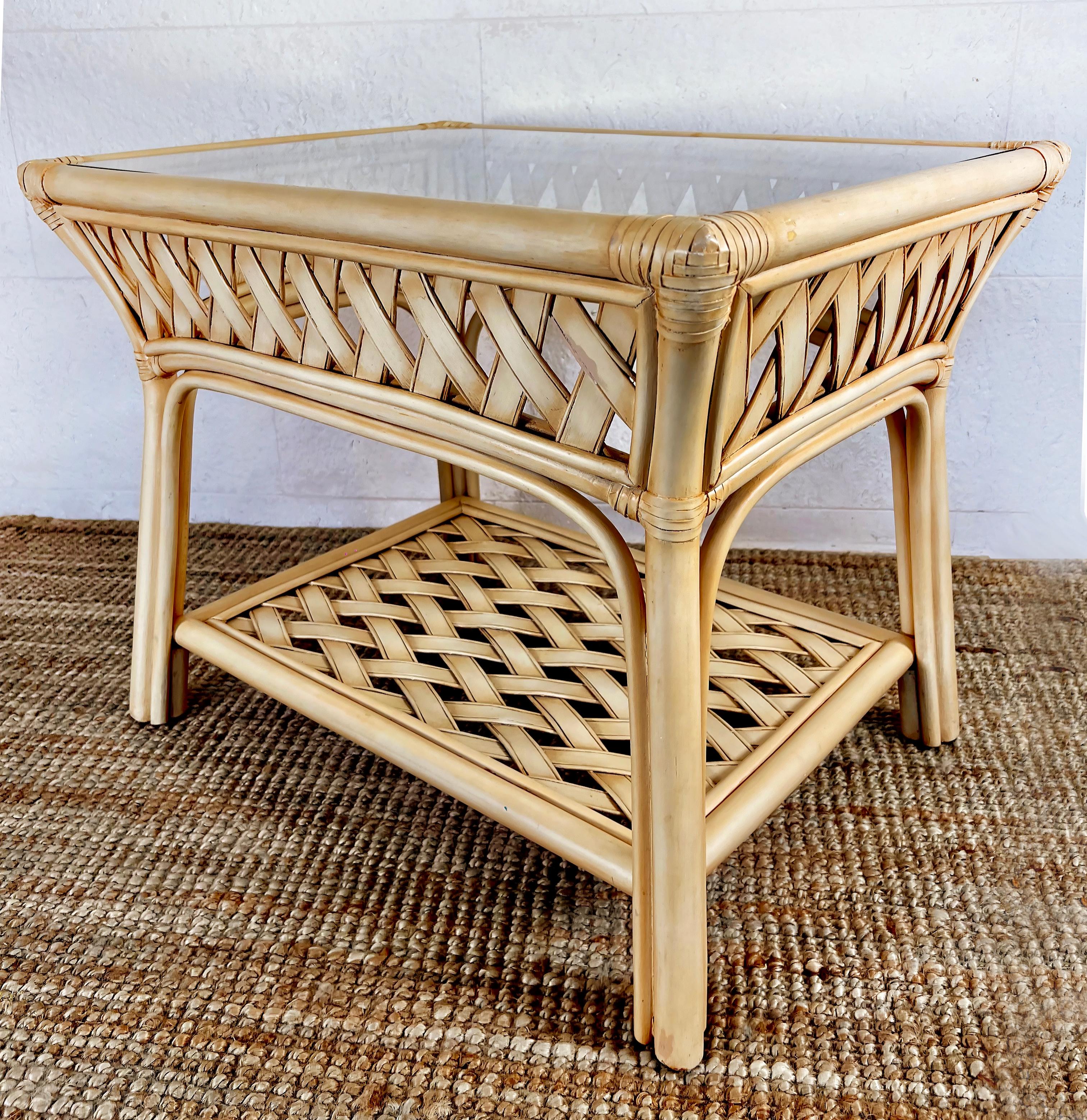 Table d'appoint en rotin tressé Coastal Chic avec plateau en verre inséré 

Nous proposons à la vente une table d'appoint en rotin tressé Palm Beach avec plateau en verre. La table est peinte. La table basse assortie est proposée dans une liste