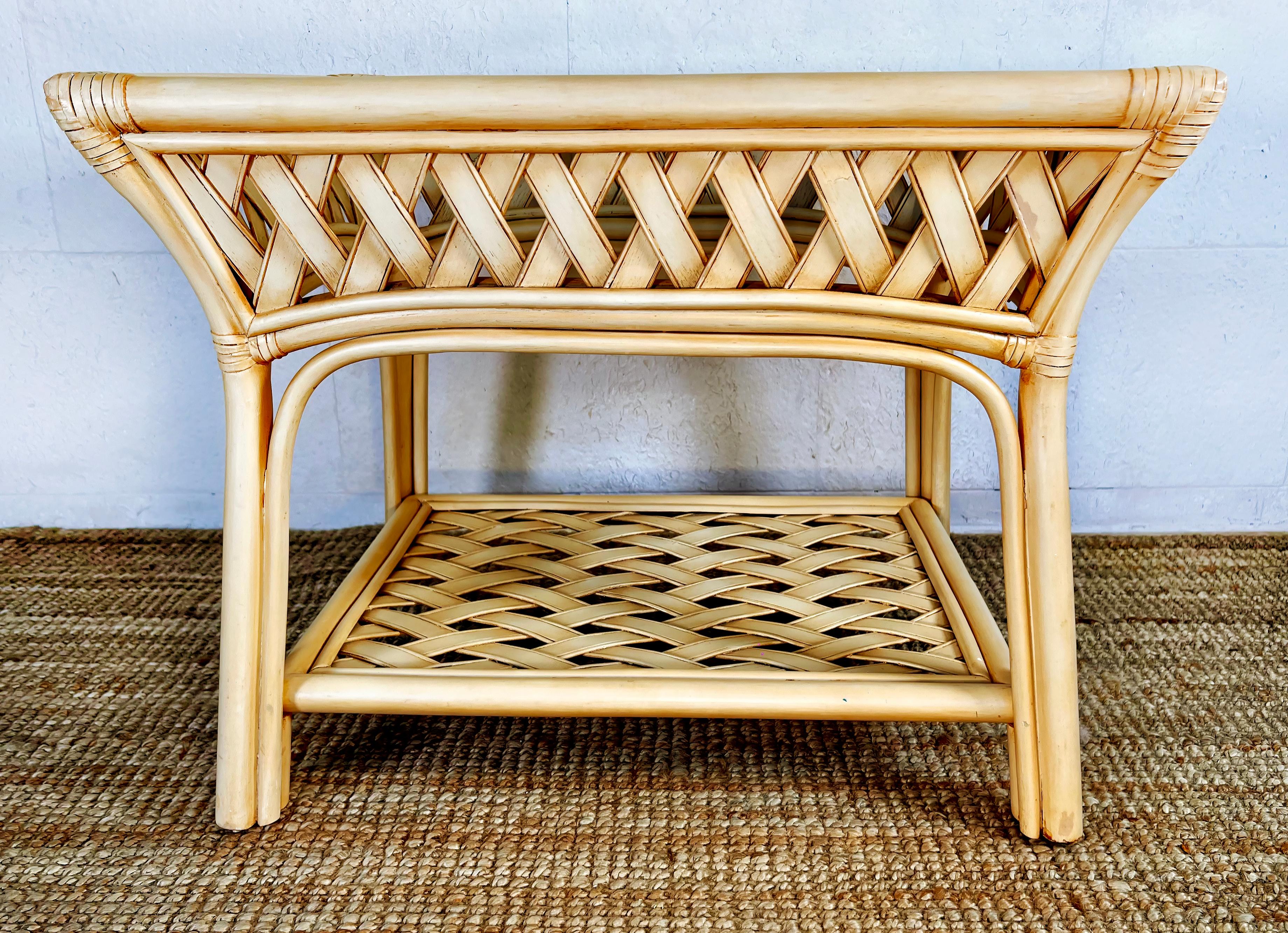 Philippin Table d'appoint en rotin tressé Coastal Chic avec plateau en verre inséré en vente