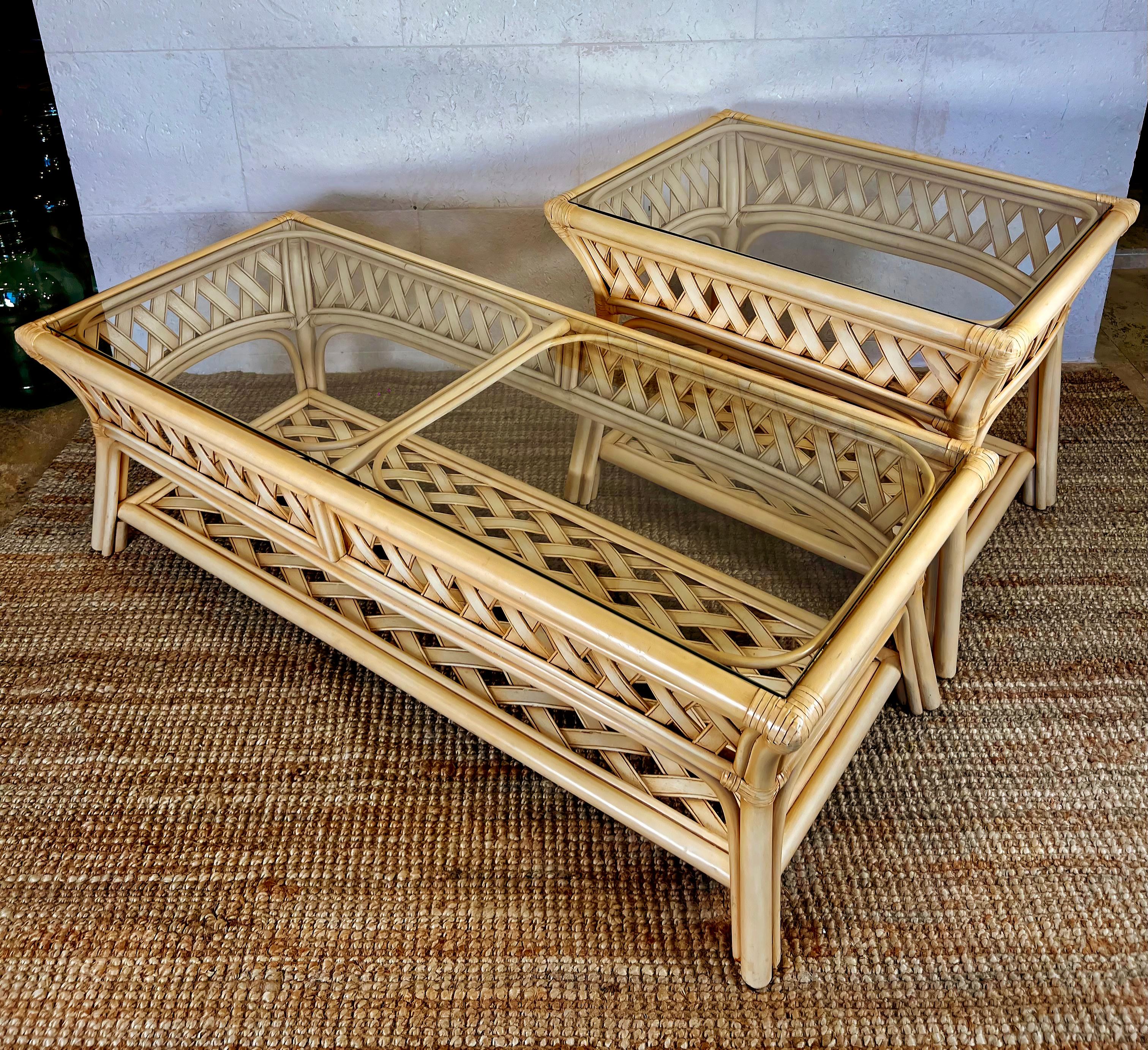 Table d'appoint en rotin tressé Coastal Chic avec plateau en verre inséré Bon état - En vente à Miami, FL