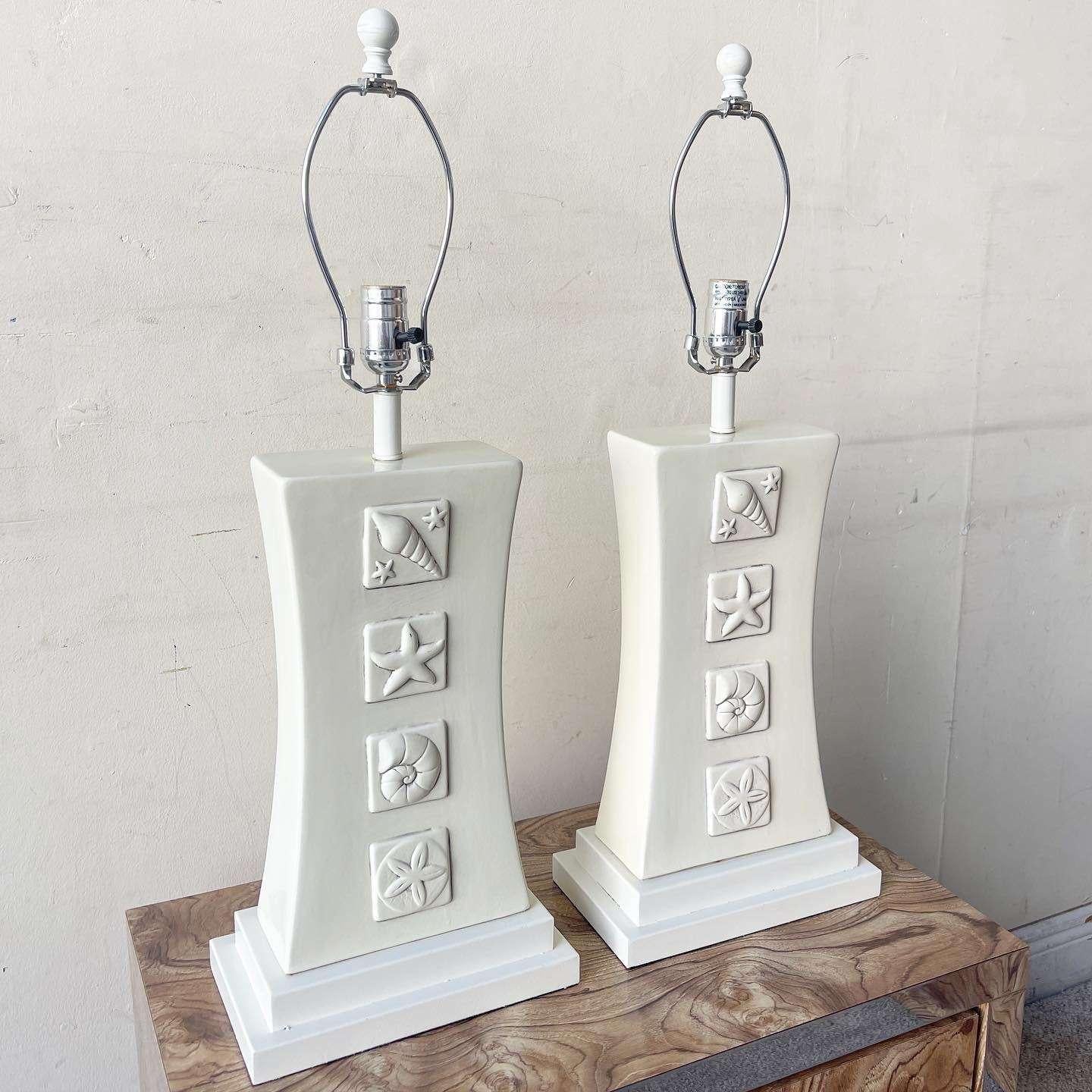 Américain Paire de lampes de table en céramique de coquillages de mer crème du littoral en vente
