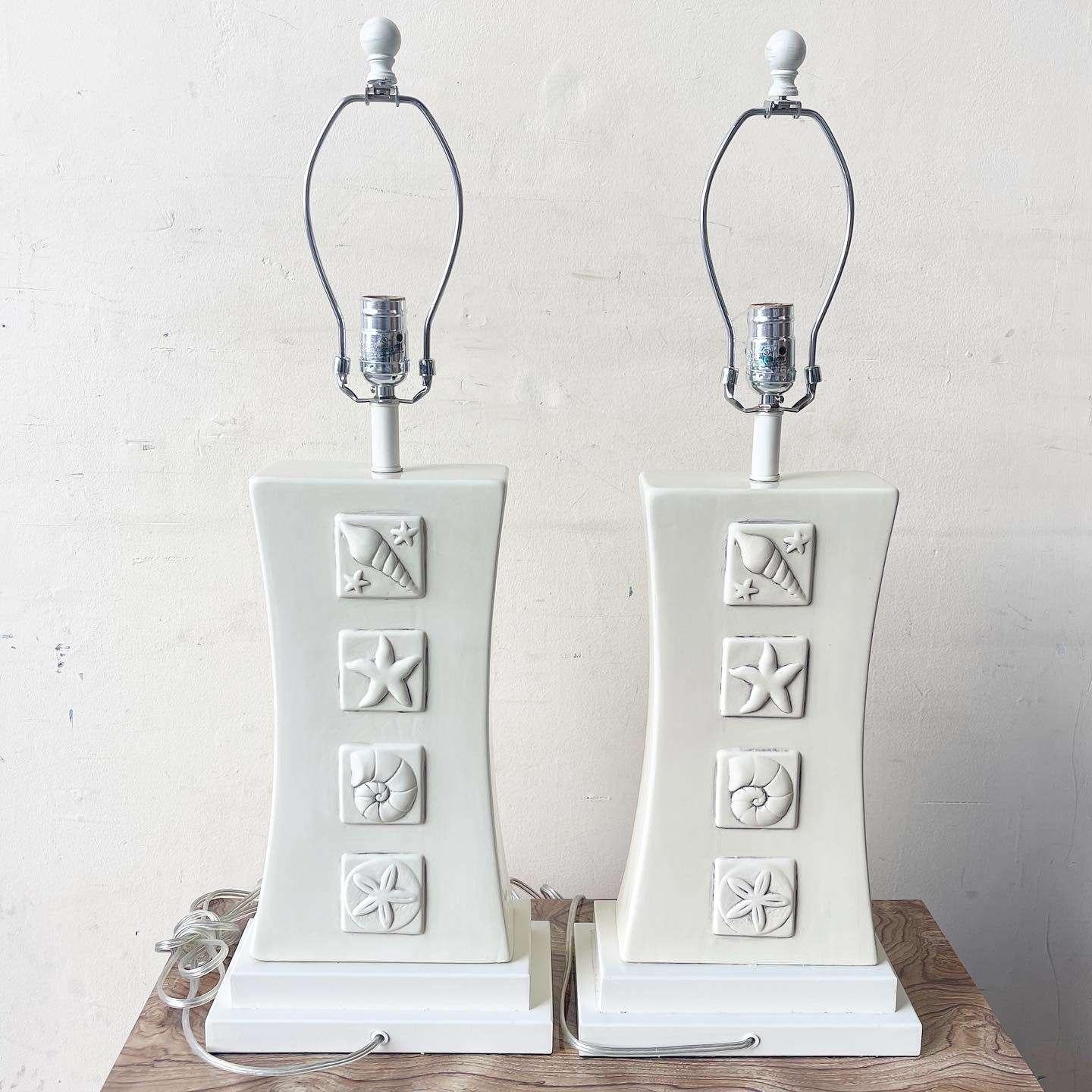 Fin du 20e siècle Paire de lampes de table en céramique de coquillages de mer crème du littoral en vente