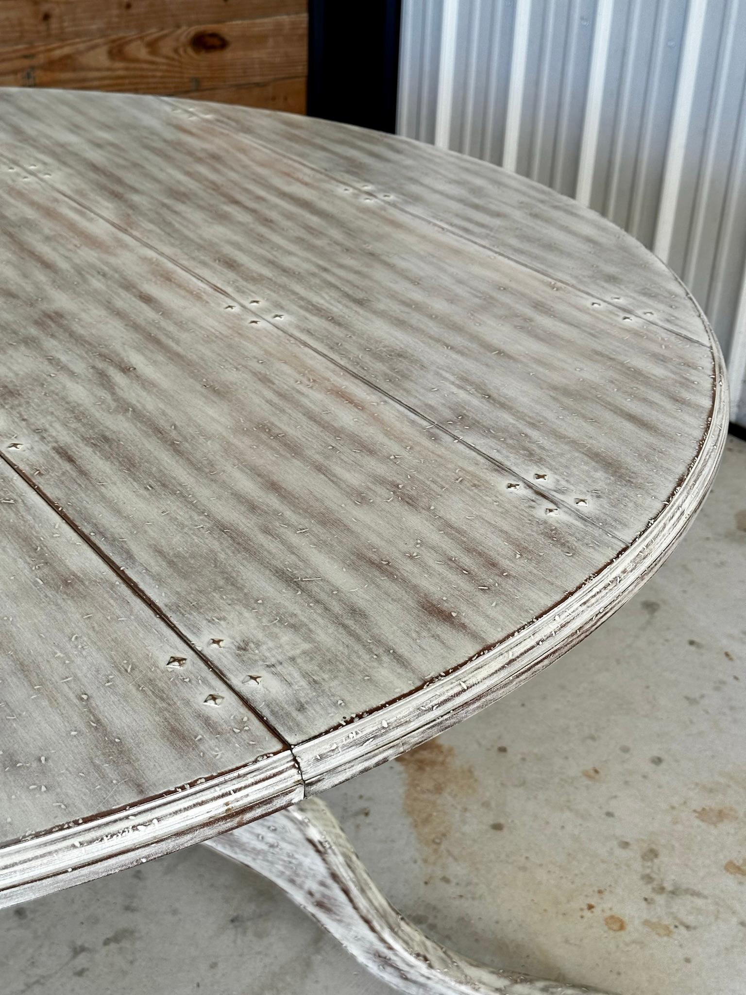 Coastal Distressed Extendable Pedestal Splayed Leg Dining Table In Good Condition For Sale In North Fort Myers, FL