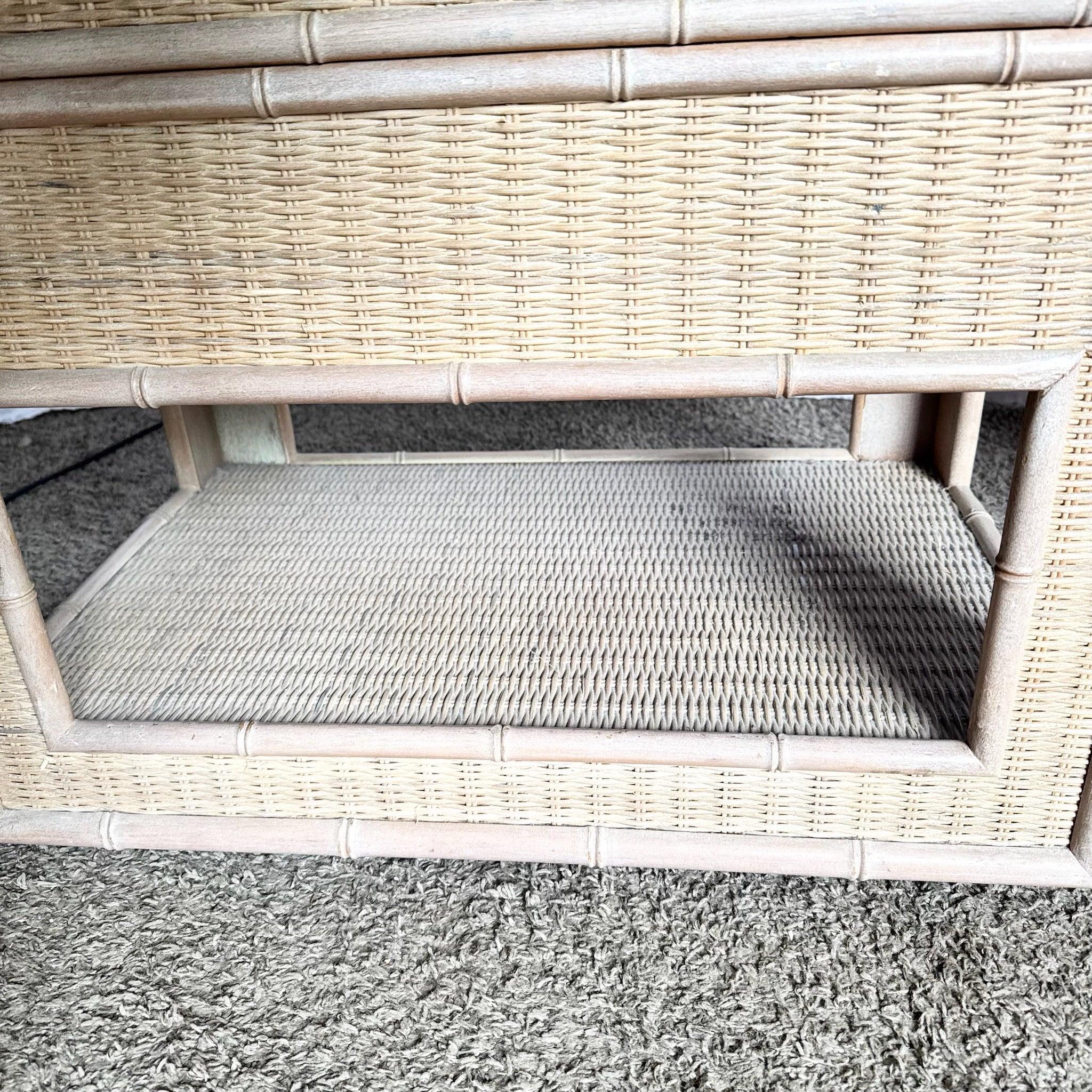 Boho Faux Bamboo Wicker Tables Set mit Glasplatten und Rollen-Küsten-Boho-Stil und Mobilität in perfekter Harmonie für entspannte, raffinierte Innenräume.
 

 Einige Abnutzungserscheinungen an den Rändern, wie auf den Fotos zu sehen. 
 

 Wir