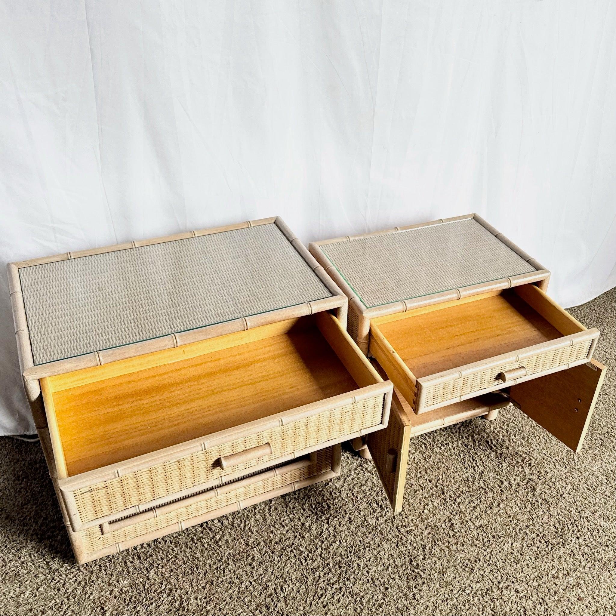 Coastal Faux Bamboo Wicker Glasplatte Tisch auf Rollen und Nachttisch- Set von 2 im Zustand „Gut“ im Angebot in Delray Beach, FL
