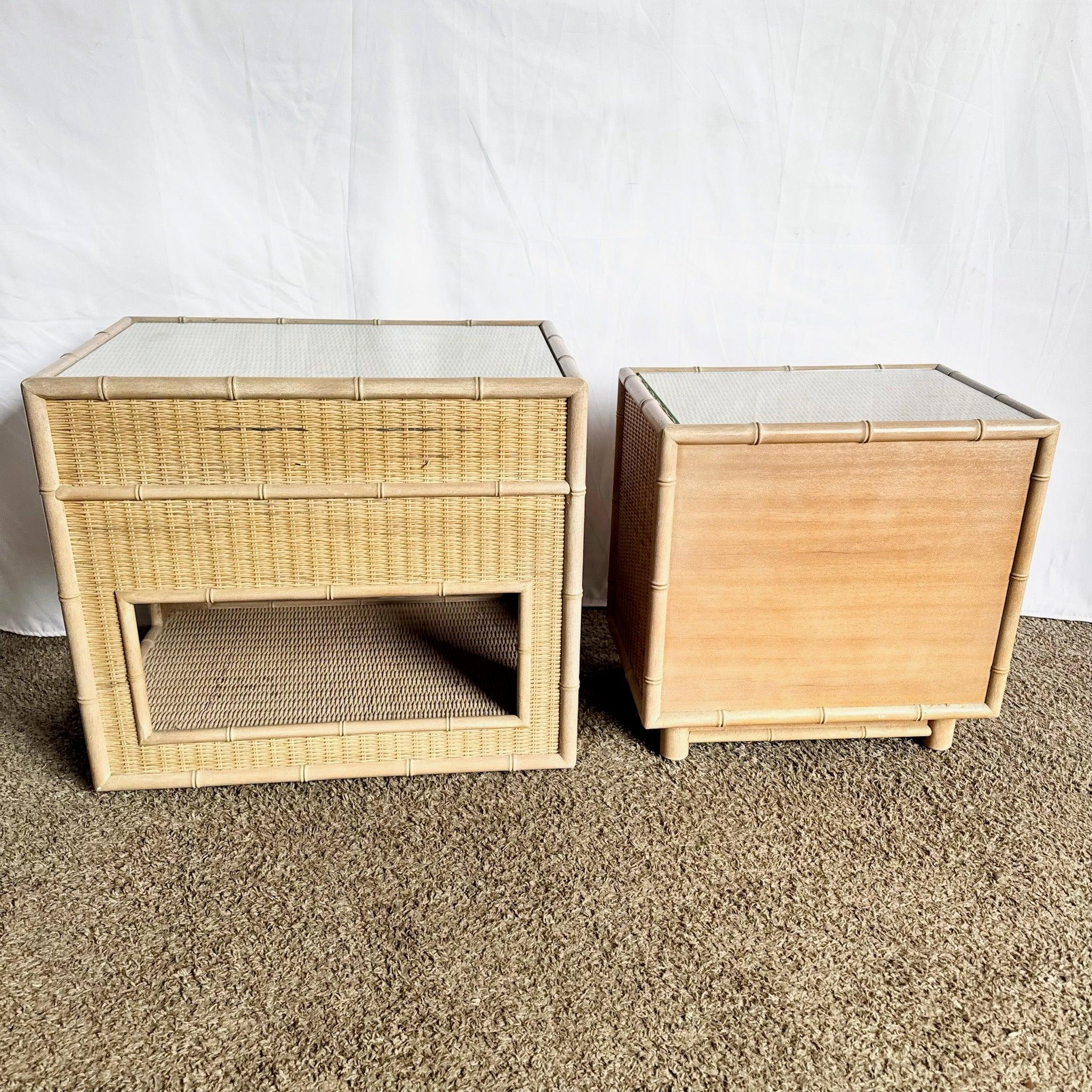 Coastal Faux Bamboo Wicker Glasplatte Tisch auf Rollen und Nachttisch- Set von 2 (Ende des 20. Jahrhunderts) im Angebot