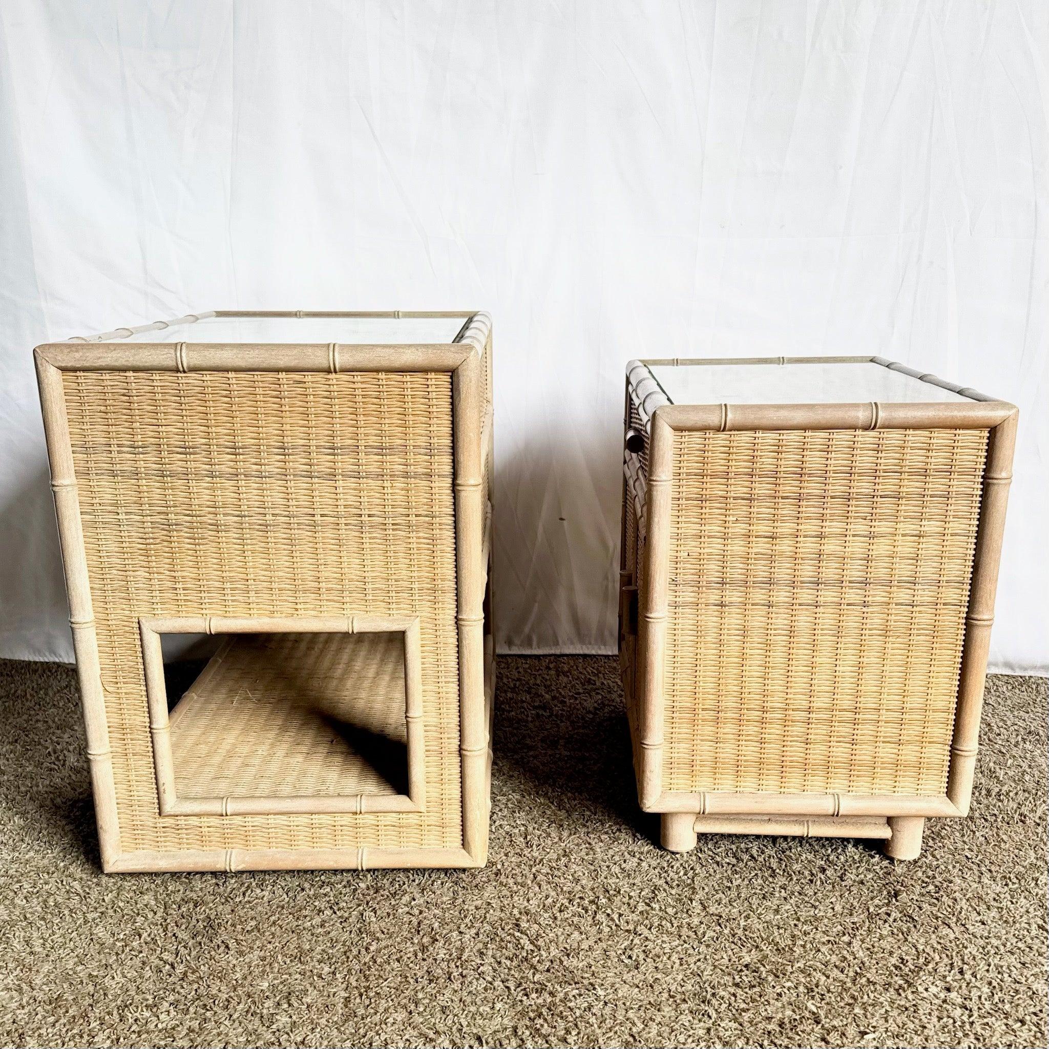 Coastal Faux Bamboo Wicker Glasplatte Tisch auf Rollen und Nachttisch- Set von 2 (Korbweide) im Angebot