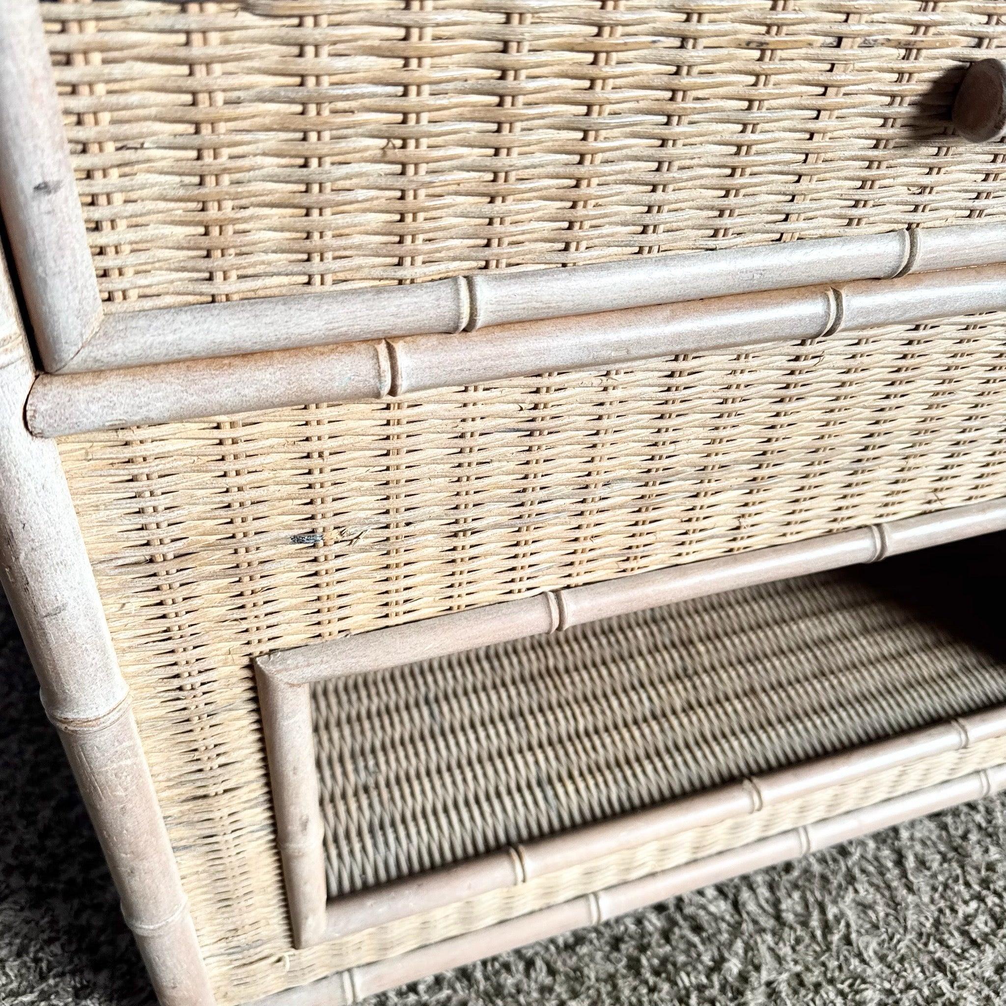 Coastal Faux Bamboo Wicker Glasplatte Tisch auf Rollen und Nachttisch- Set von 2 im Angebot 2