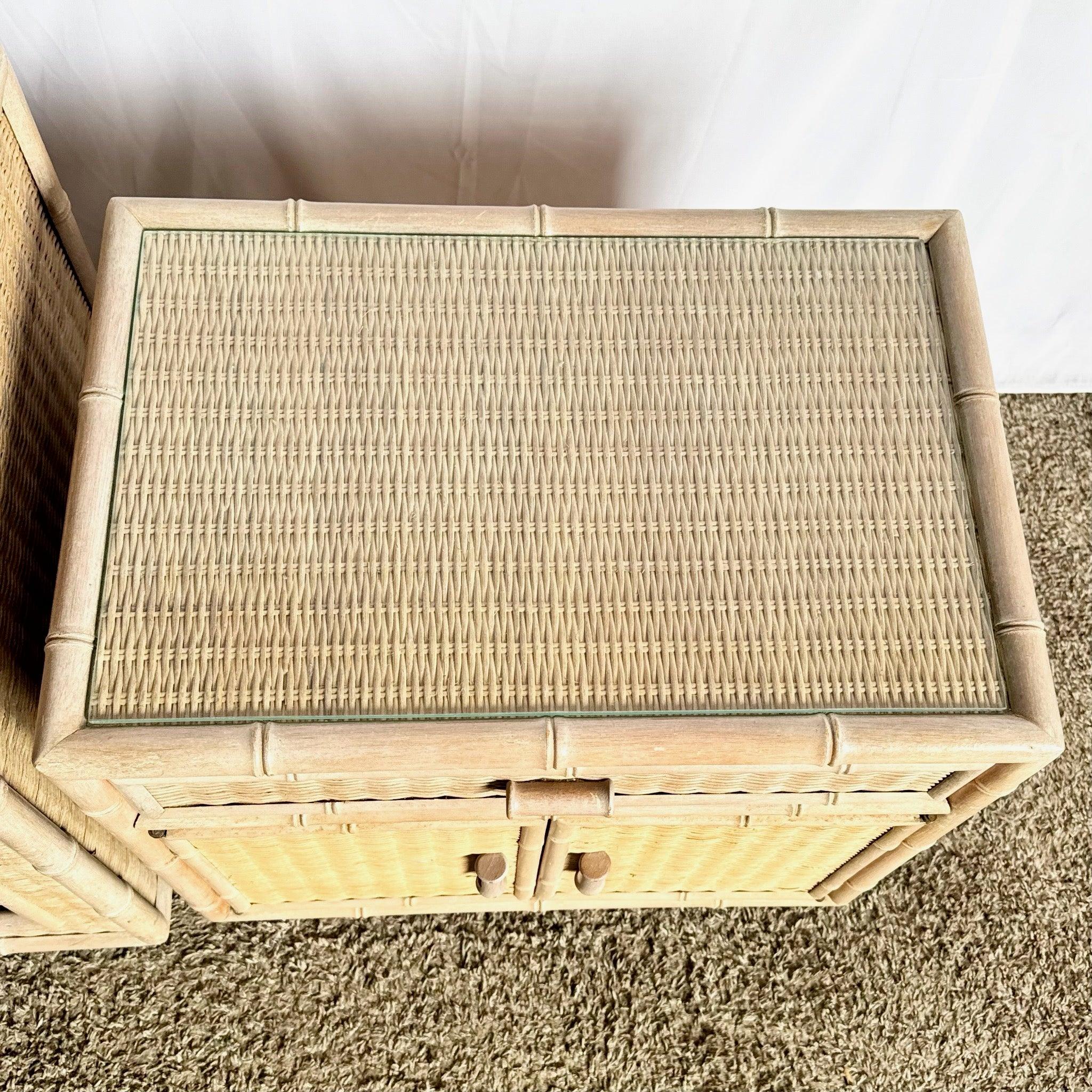 Coastal Faux Bamboo Wicker Glasplatte Tisch auf Rollen und Nachttisch- Set von 2 im Angebot 3
