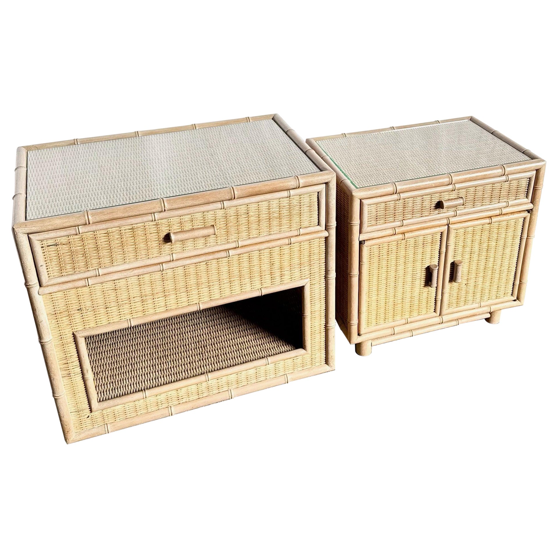 Coastal Faux Bamboo Wicker Glasplatte Tisch auf Rollen und Nachttisch- Set von 2 im Angebot