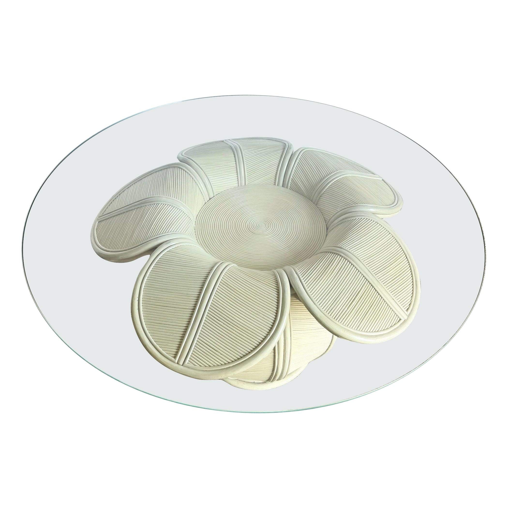 Tavolo da pranzo con piano in vetro con fiori di canna e rattan Coastal Flower in vendita