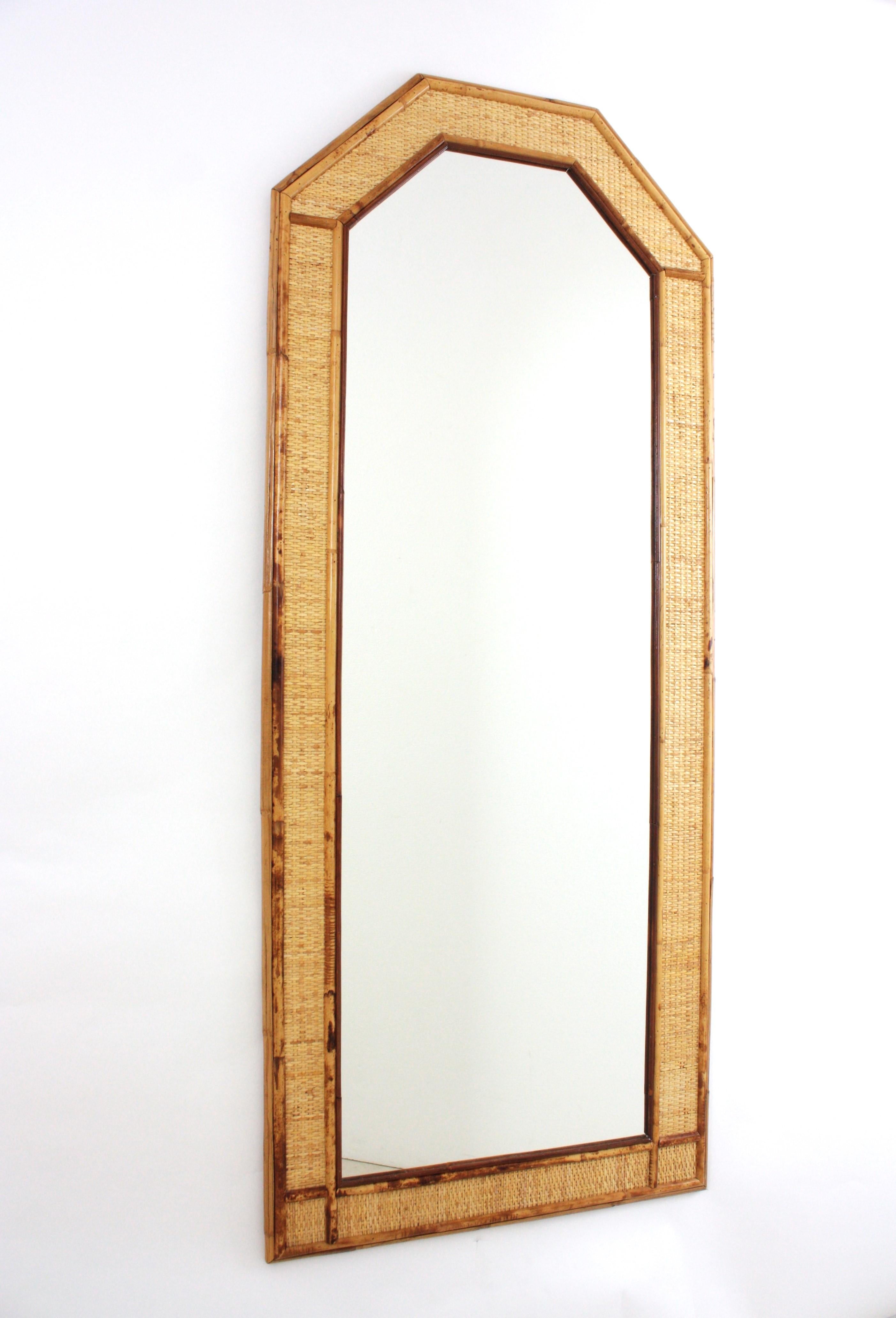 Italian Riviera Pagoda Shaped Full Length Mirror in Rattan and Wicker, Italy, 1960-1970.
Elegant mid-20th century woven wicker, bamboo rattan frame in pagoda shape. It has reminiscences of the designs by Gabriella Crespi and Christian Dior Home