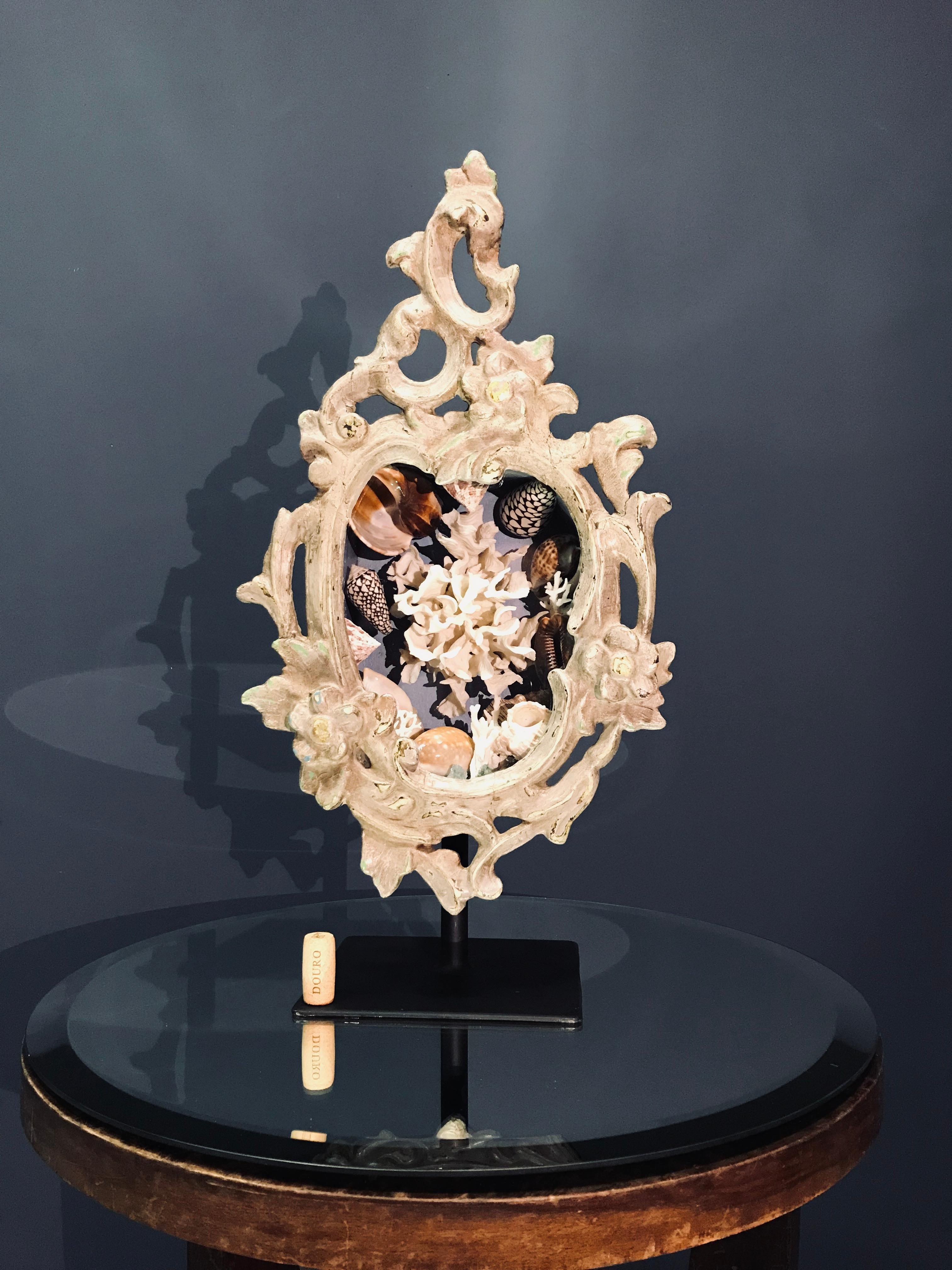 Cattura l'essenza della natura con questa scultura fatta di vongole, legno e vetro: un'elegante miscela di materiali organici e design artistico.