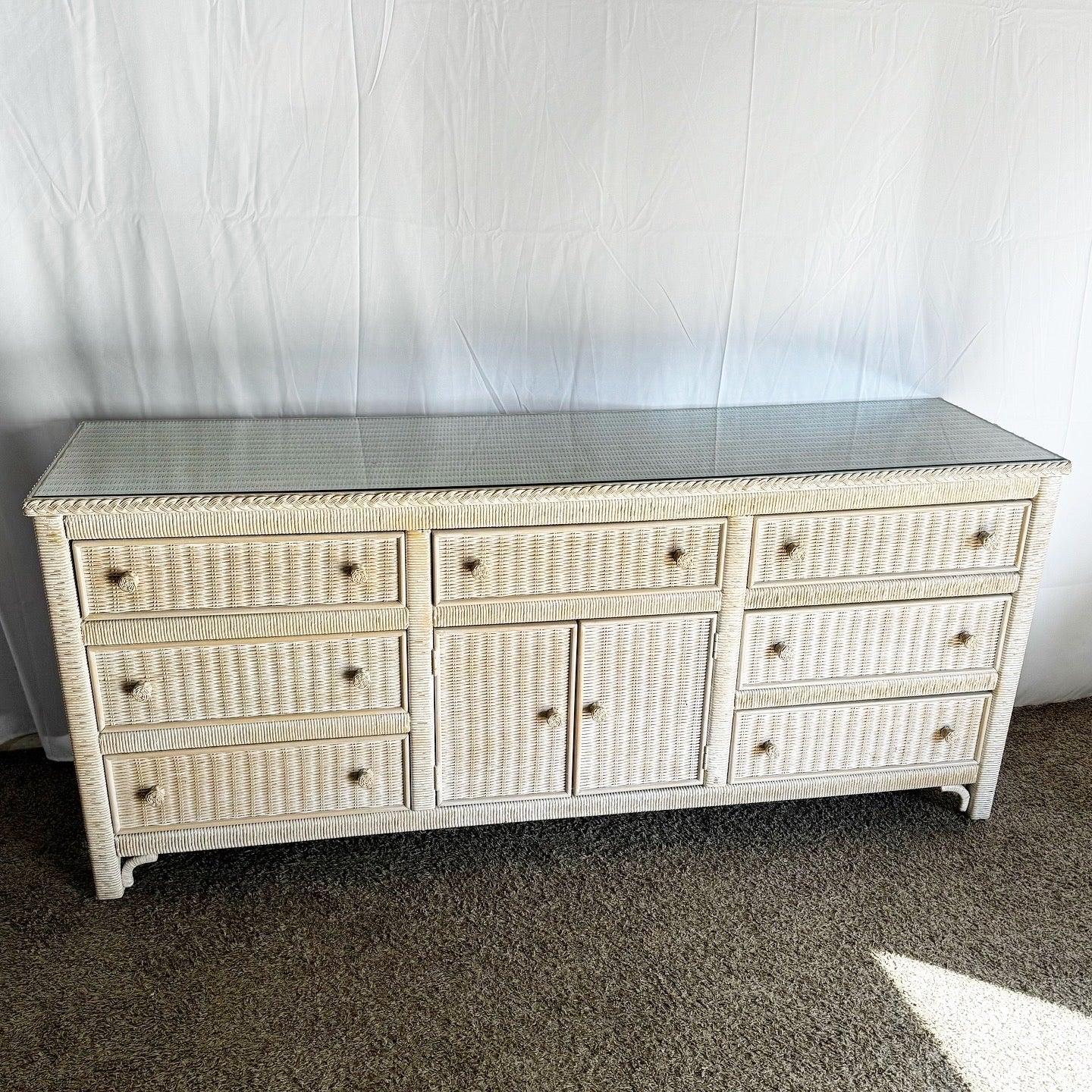 Il comò in vimini Coastal White Washed di Henry Link offre un ampio spazio di archiviazione con dettagli intrecciati, finitura chiara e piano in vetro per un'eleganza rilassata.
 
 Alcuni segni di usura sul vimini, come mostrato nelle foto.
 
