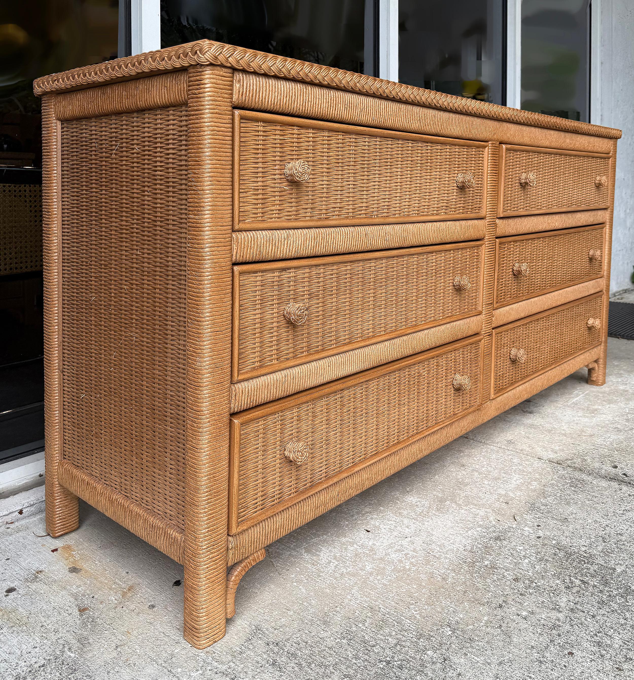 




Coastal Henry Link Commode à 6 tiroirs en osier tressé pour Lexington

Nous proposons à la vente une commode à 6 tiroirs en osier tressé Henry Link pour Lexington Furniture.  Cette commode Coastal est joliment réalisée avec la tresse tressée