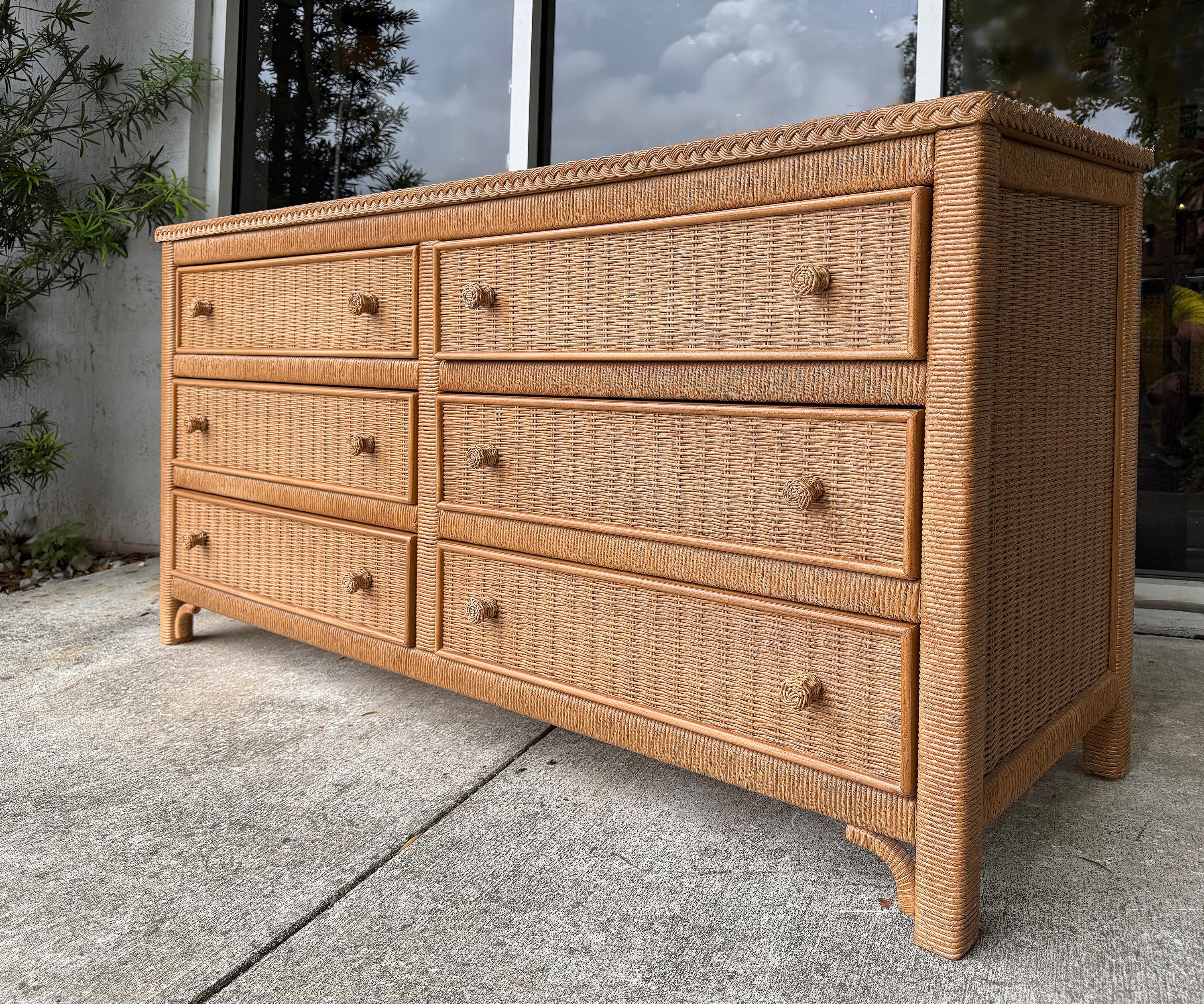 Américain Commode à 6 tiroirs en osier tressé A Link pour Lexington HENRY en vente