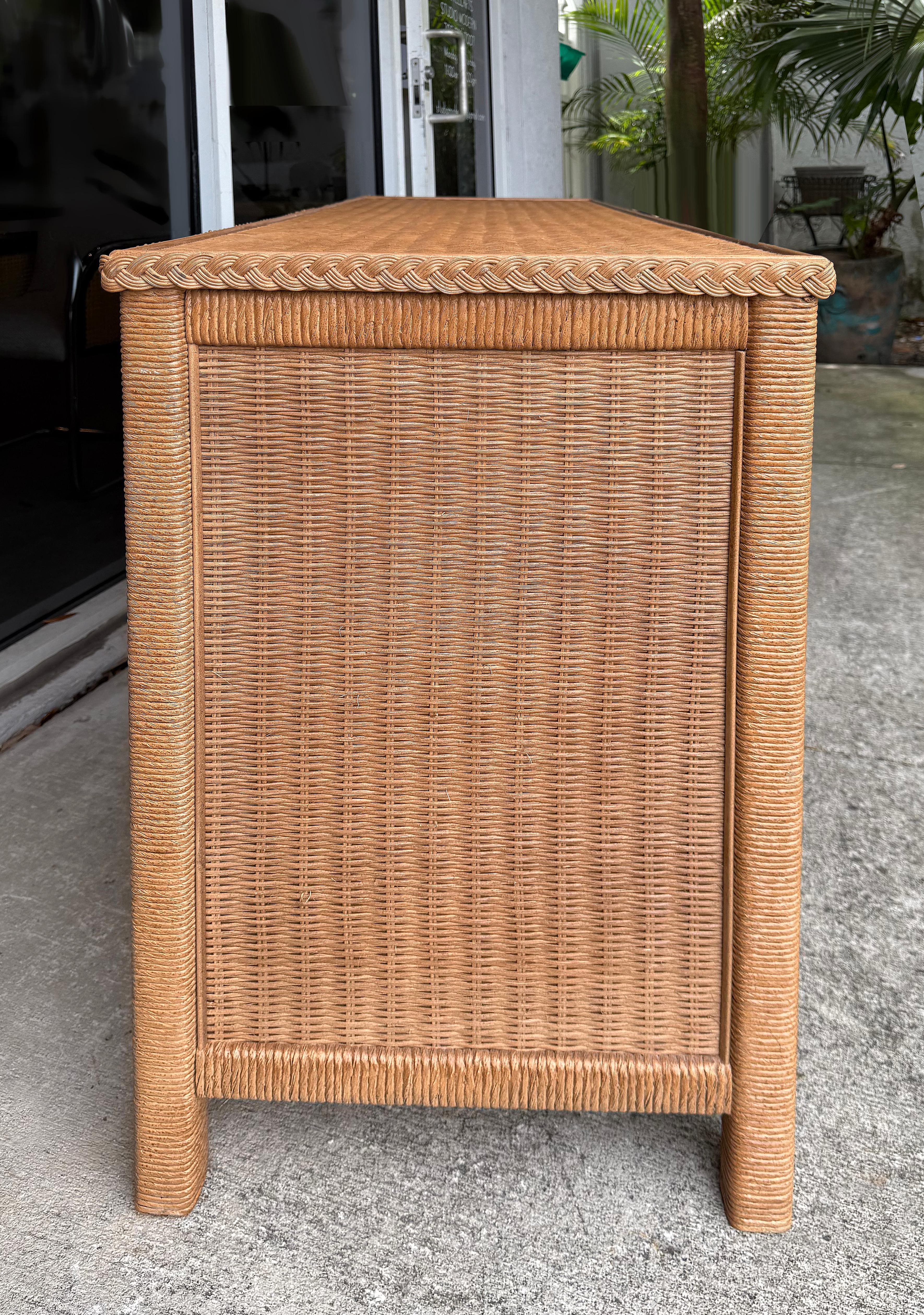 Osier Commode à 6 tiroirs en osier tressé A Link pour Lexington HENRY en vente