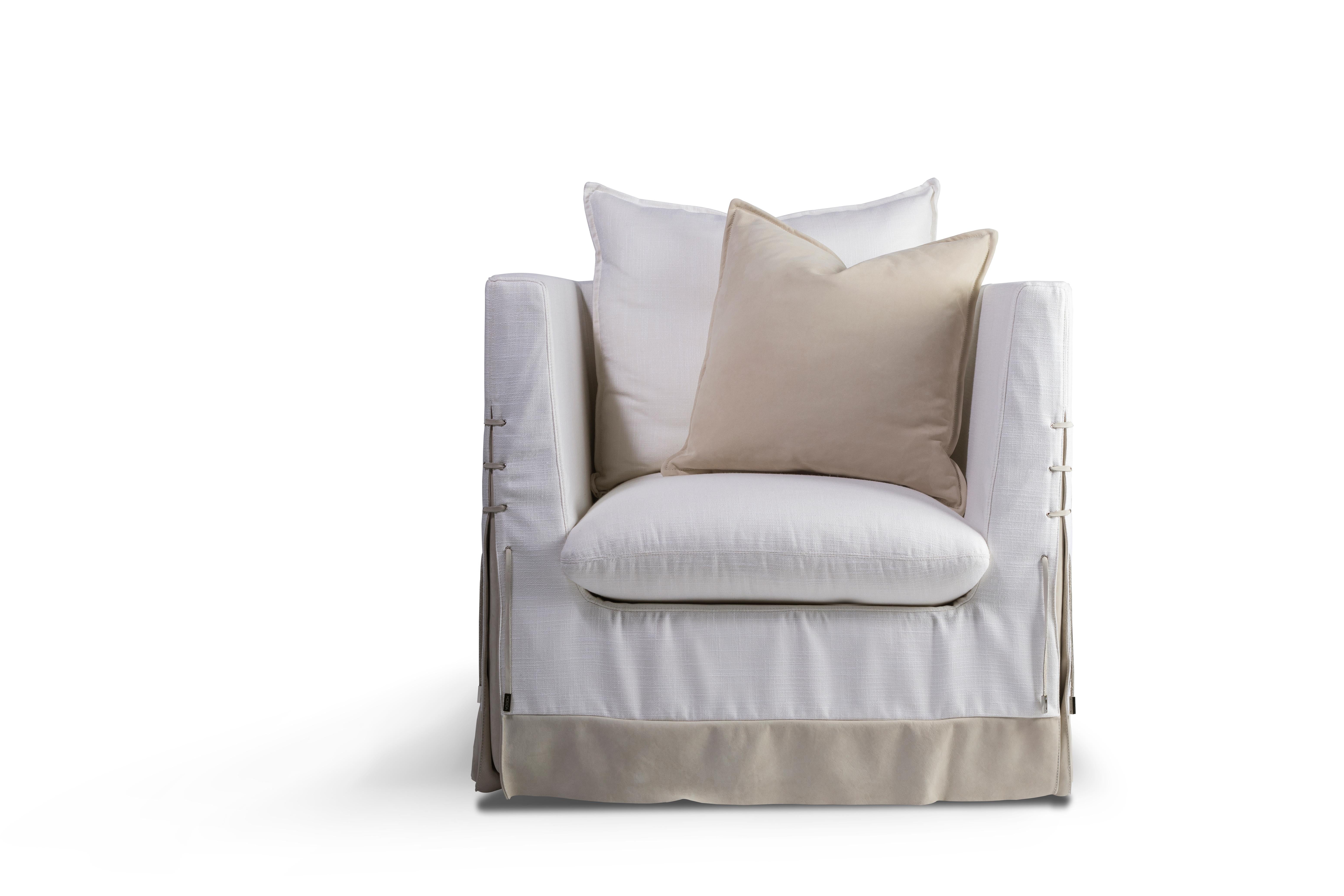 Inspired by the waves of the Caribbean sea landing on the sandy beaches, this comfortable BEACHCOMBER armchair is made of a soft upholstery combination of memory foam and feathers. Together with the distinctive leather laces and border, it provides