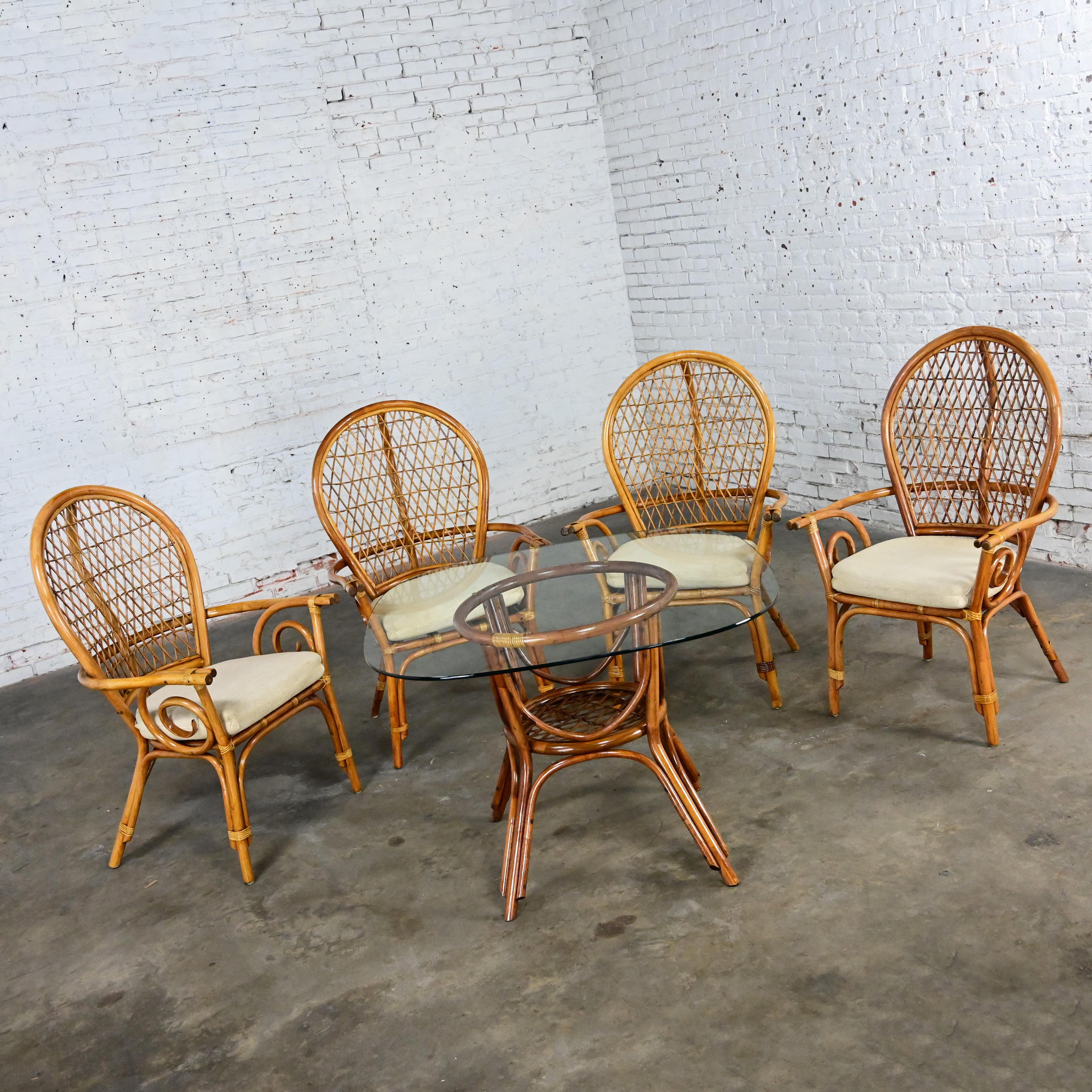 Merveilleuse table de salle à manger ou de jeu en rotin avec plateau en verre et 4 chaises assorties, un ensemble vintage Coastal Island Style. Byit, en gardant à l'esprit qu'il s'agit d'une pièce vintage et non pas neuve, qui présentera donc des