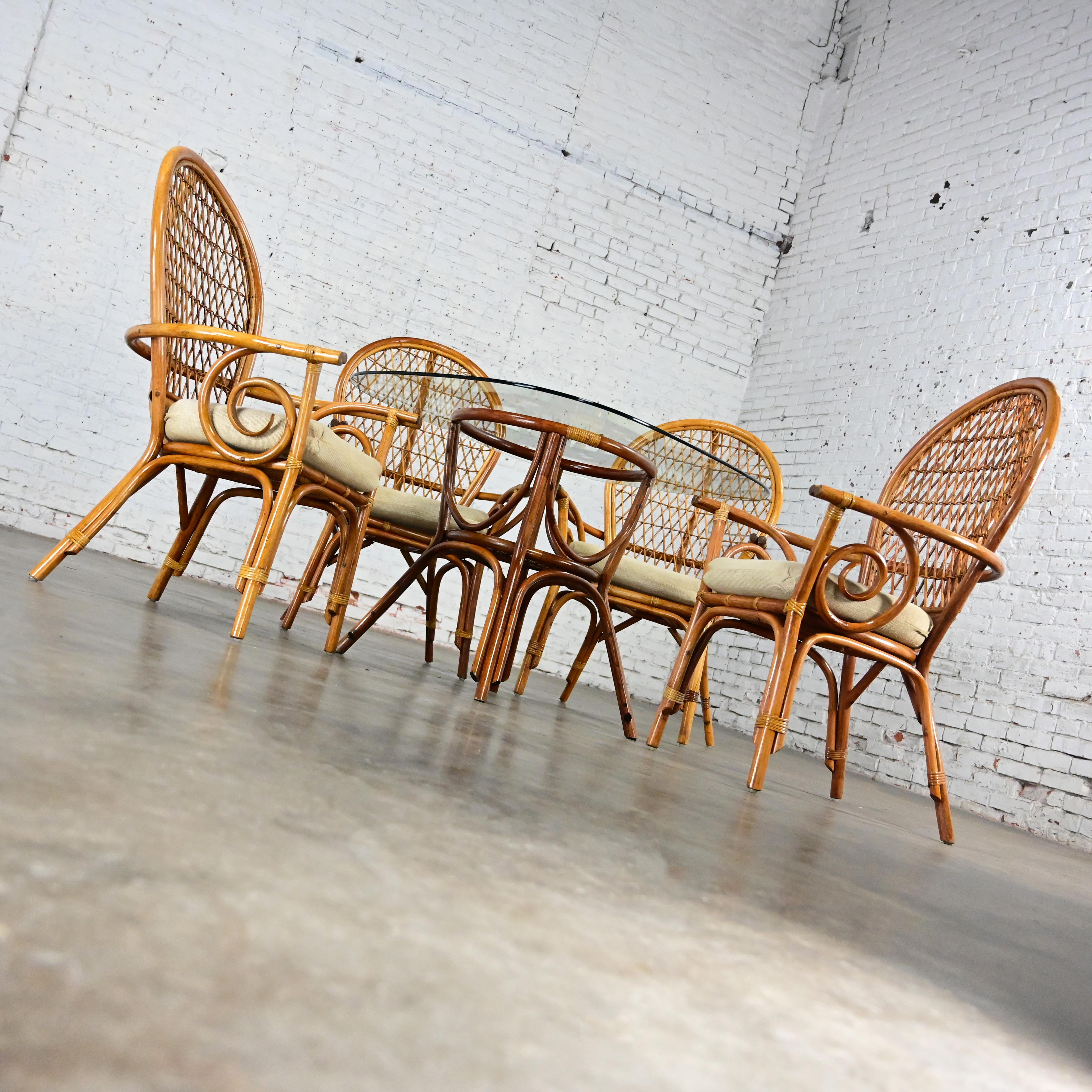 Coastal Island Style Rattan-Ess- oder Spieltisch mit Glasplatte und 4 Stühlen, ein Set (Stoff) im Angebot
