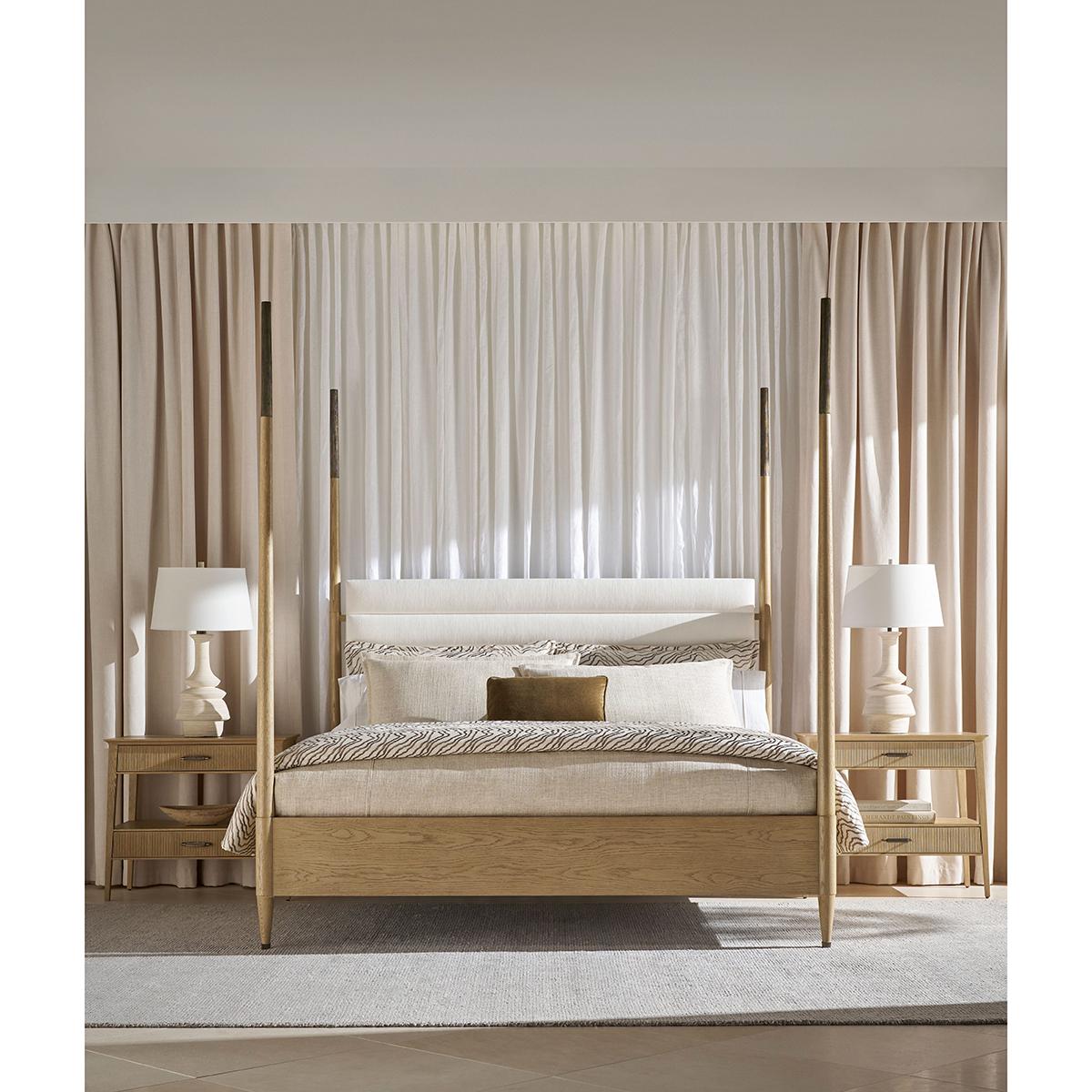 Fabriqué à la main en chêne, ce lit allie l'élégance du milieu du siècle à l'aisance côtière. Les lignes épurées et les montants effilés du cadre créent une silhouette architecturale gracieuse, tandis que la finition Coastal Grey met en valeur la