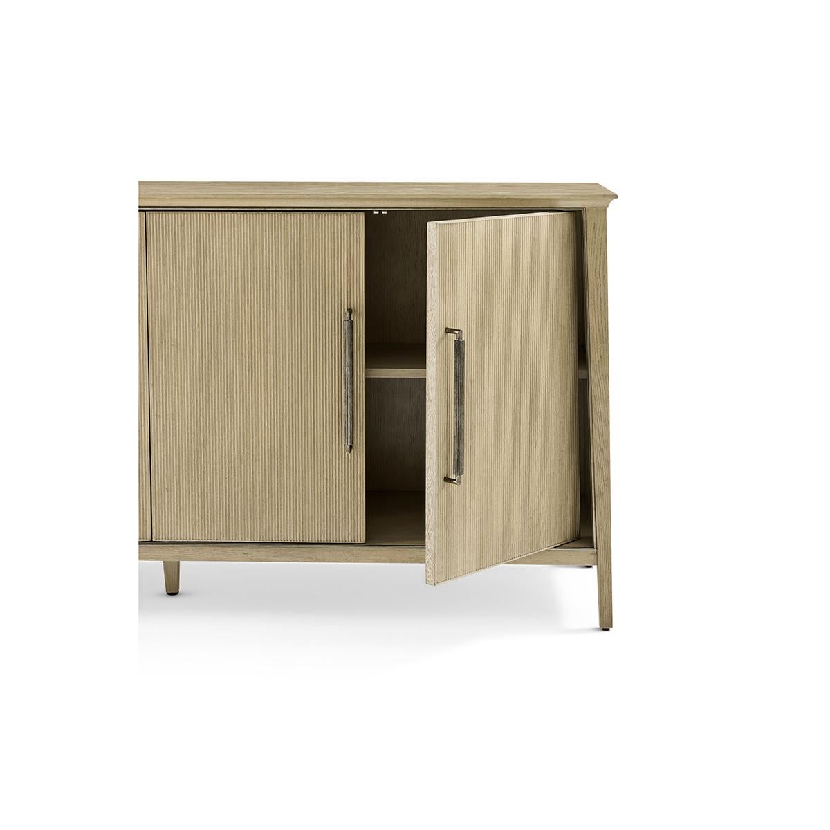 XXI secolo e contemporaneo Credenza costiera moderna di metà secolo in Oak in vendita