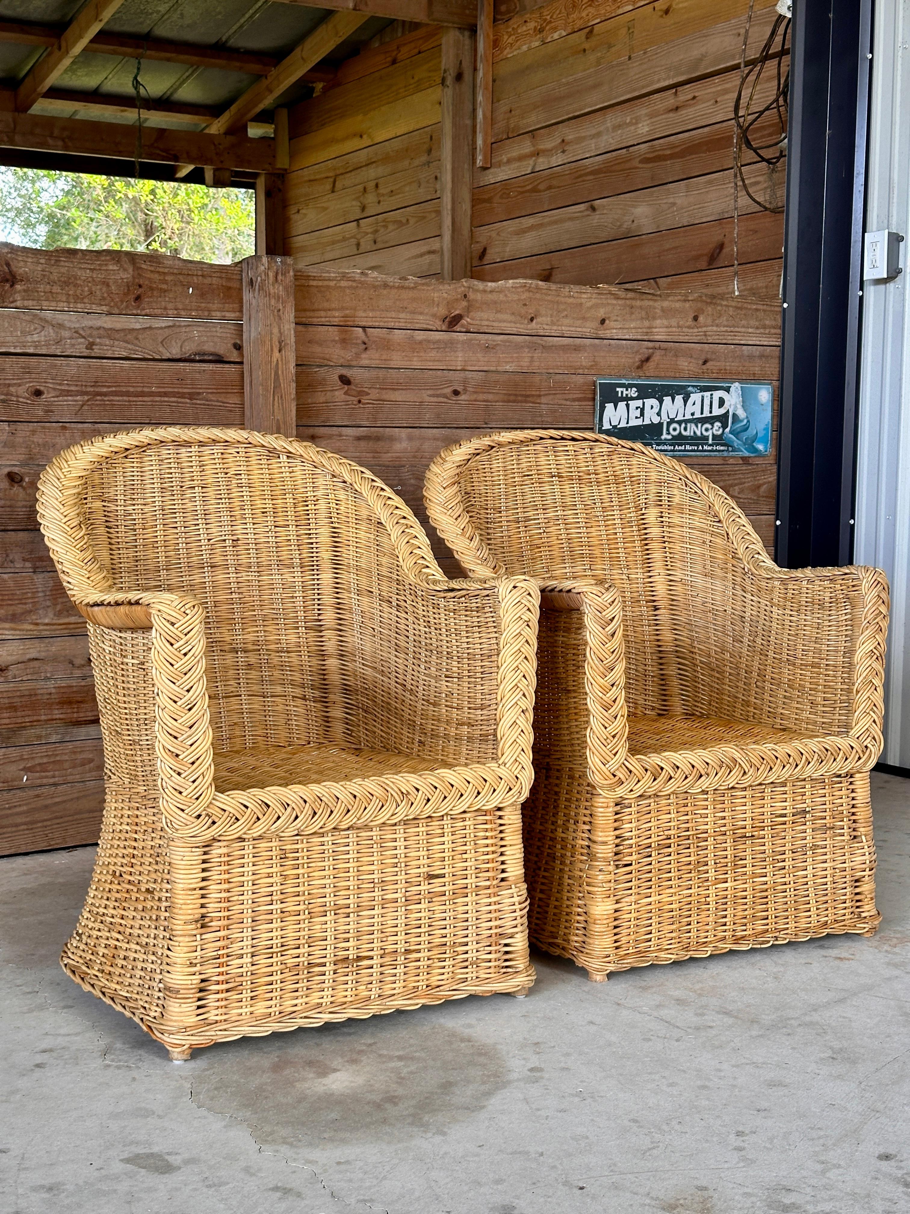 Eleganza senza tempo del design costiero con questa coppia di poltrone vintage in rattan intrecciato di Wicker Works.
Con un'intricata lavorazione a treccia e una scocca in rattan intrecciato, queste sedie sono l'epitome della raffinatezza e del