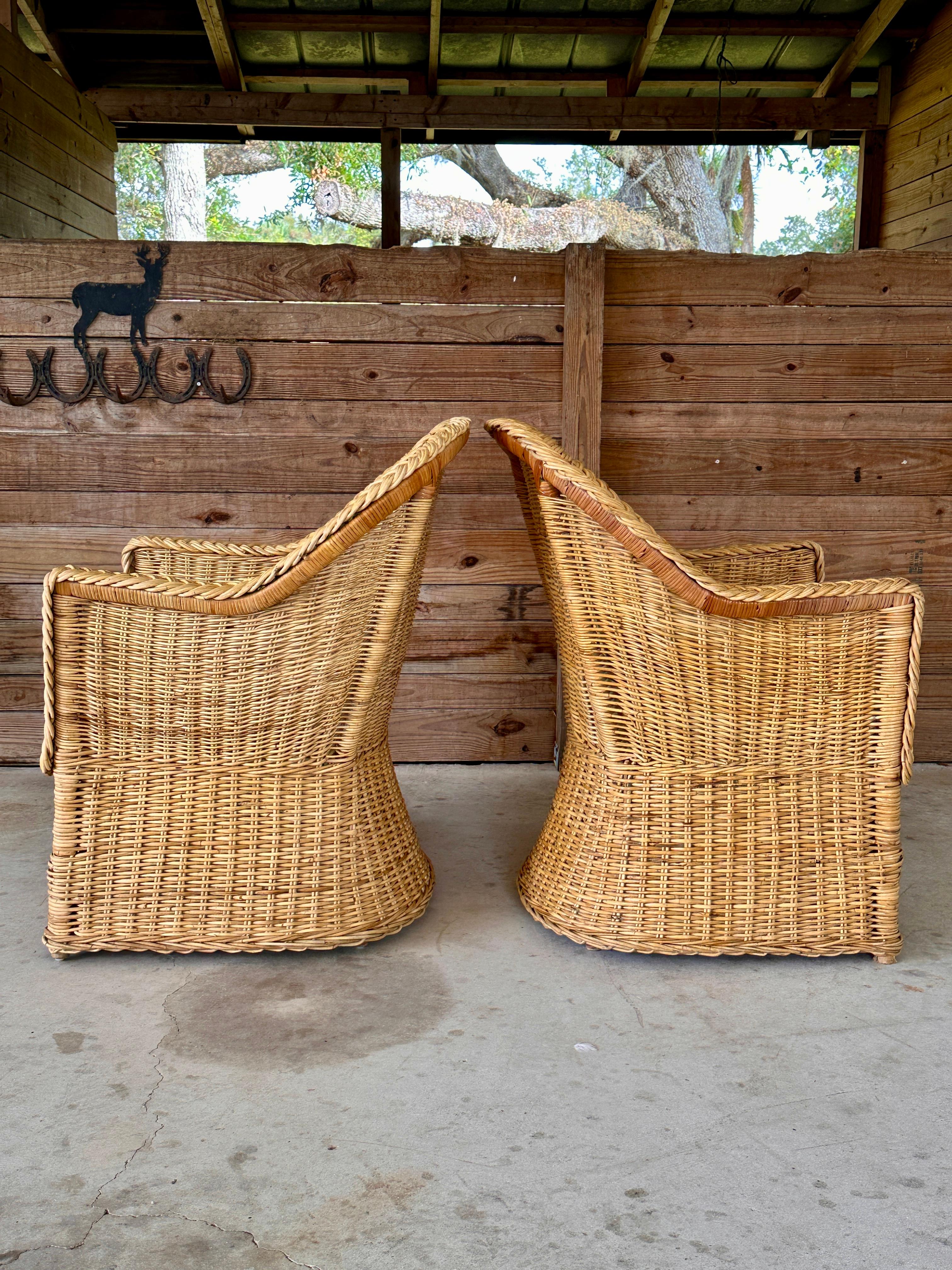 Bohémien Sedie con braccioli in rattan a treccia grandi moderne e organiche di Wicker Works-Pair in vendita