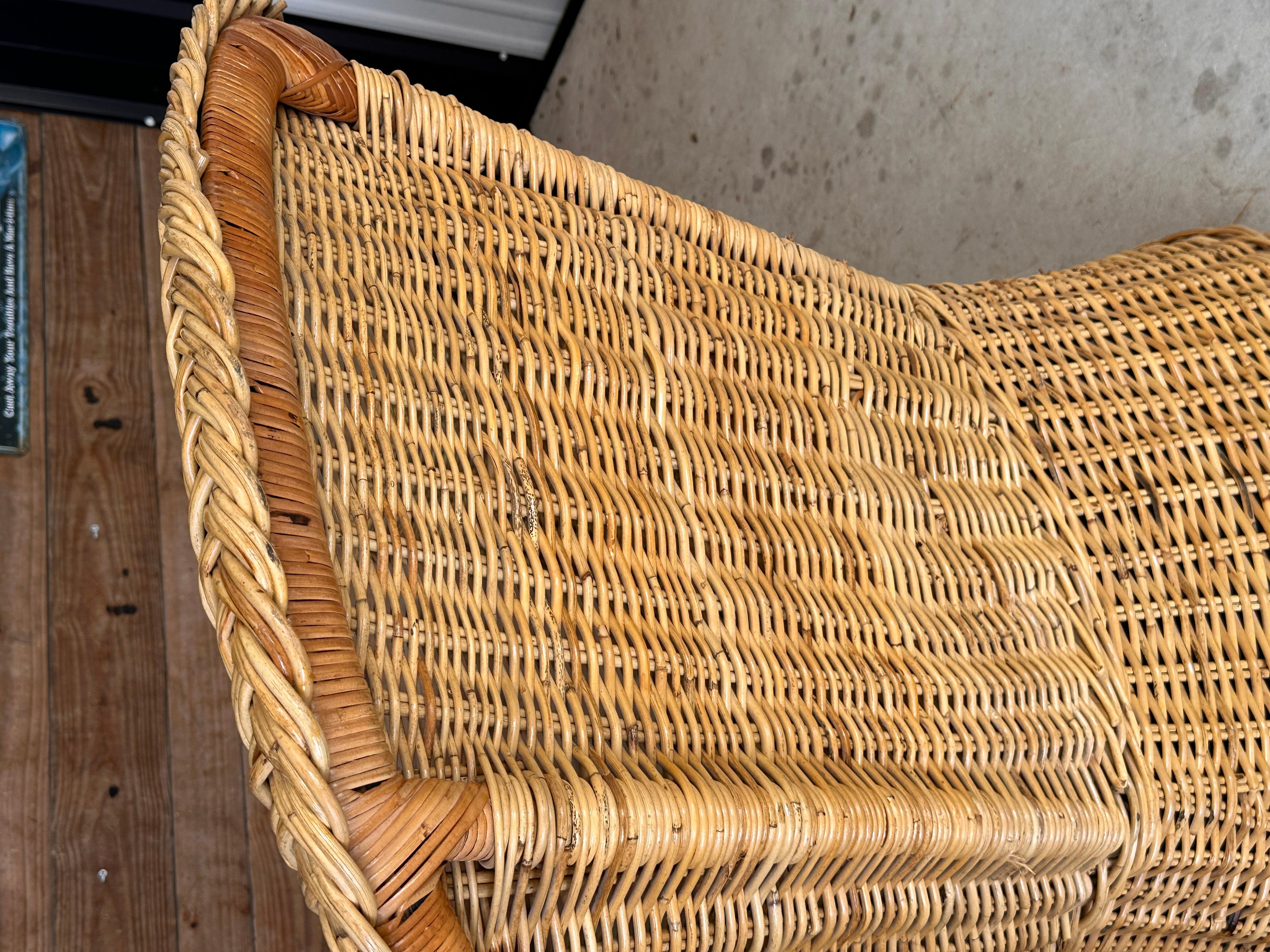 Fatto a mano Sedie con braccioli in rattan a treccia grandi moderne e organiche di Wicker Works-Pair in vendita