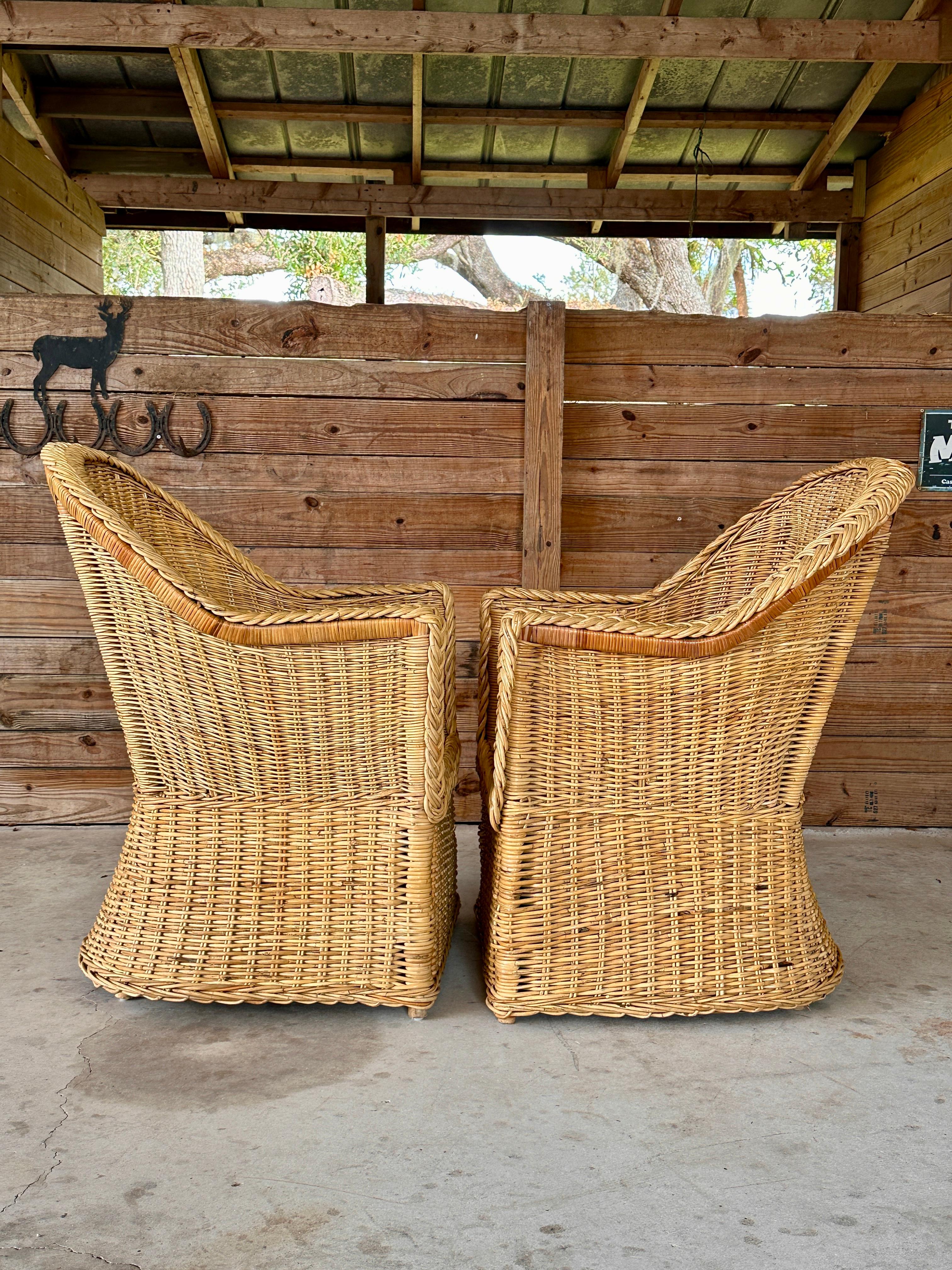 Fine XX secolo Sedie con braccioli in rattan a treccia grandi moderne e organiche di Wicker Works-Pair in vendita