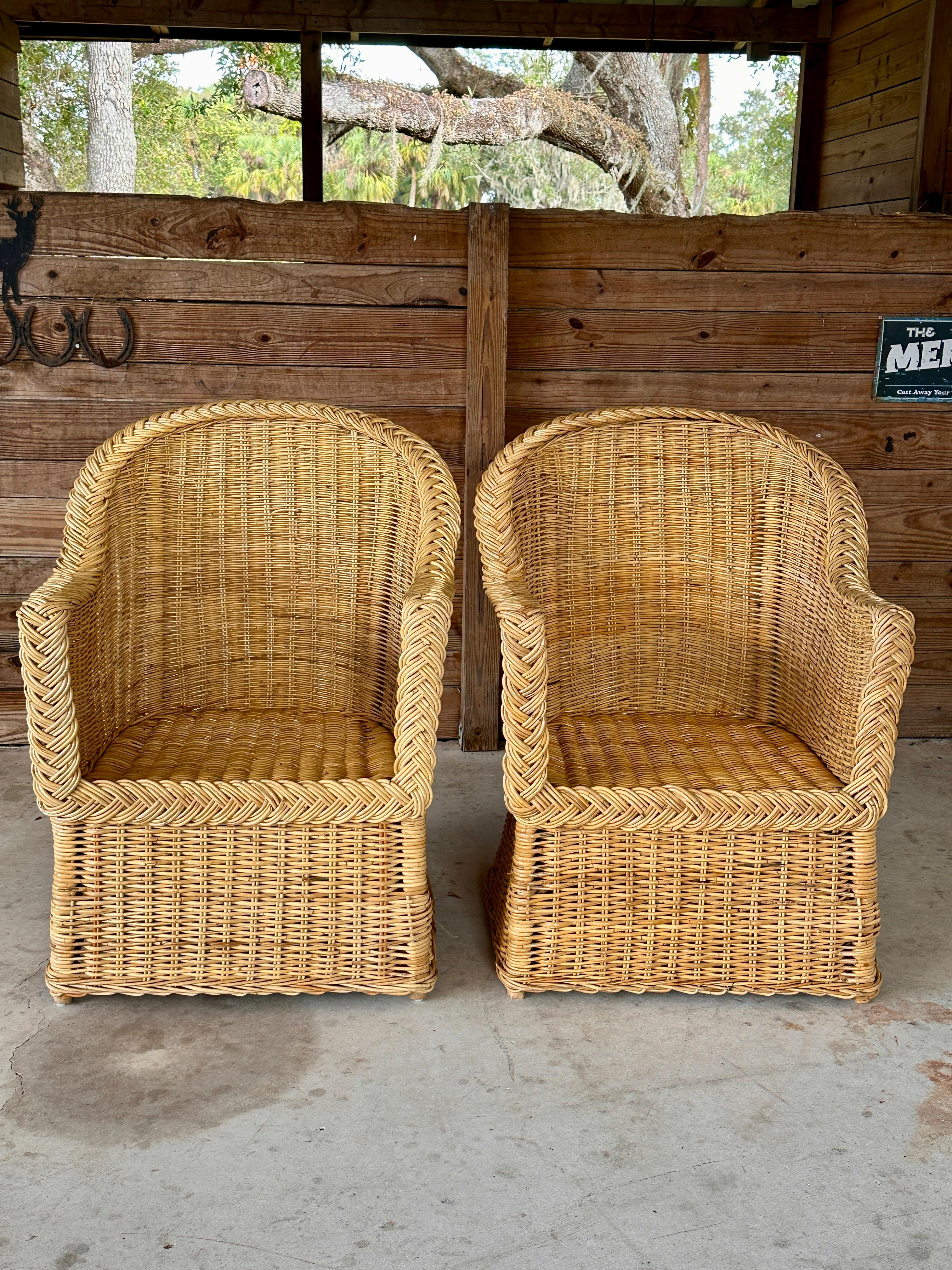 Vimini Sedie con braccioli in rattan a treccia grandi moderne e organiche di Wicker Works-Pair in vendita