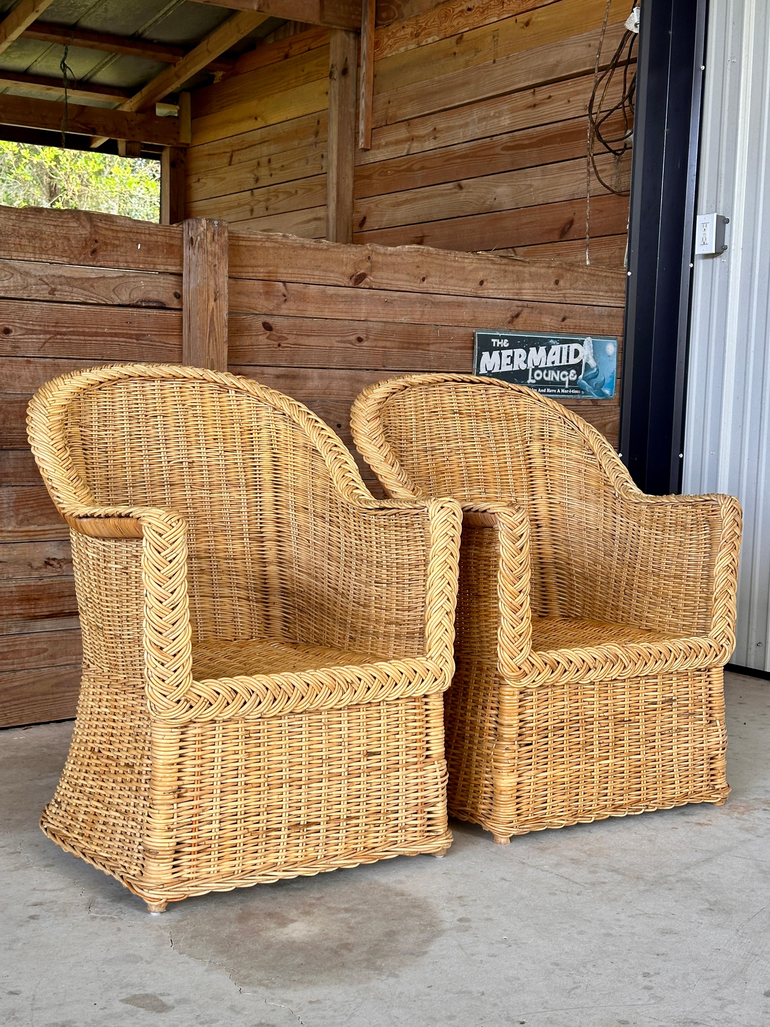 Sedie con braccioli in rattan a treccia grandi moderne e organiche di Wicker Works-Pair in vendita 1
