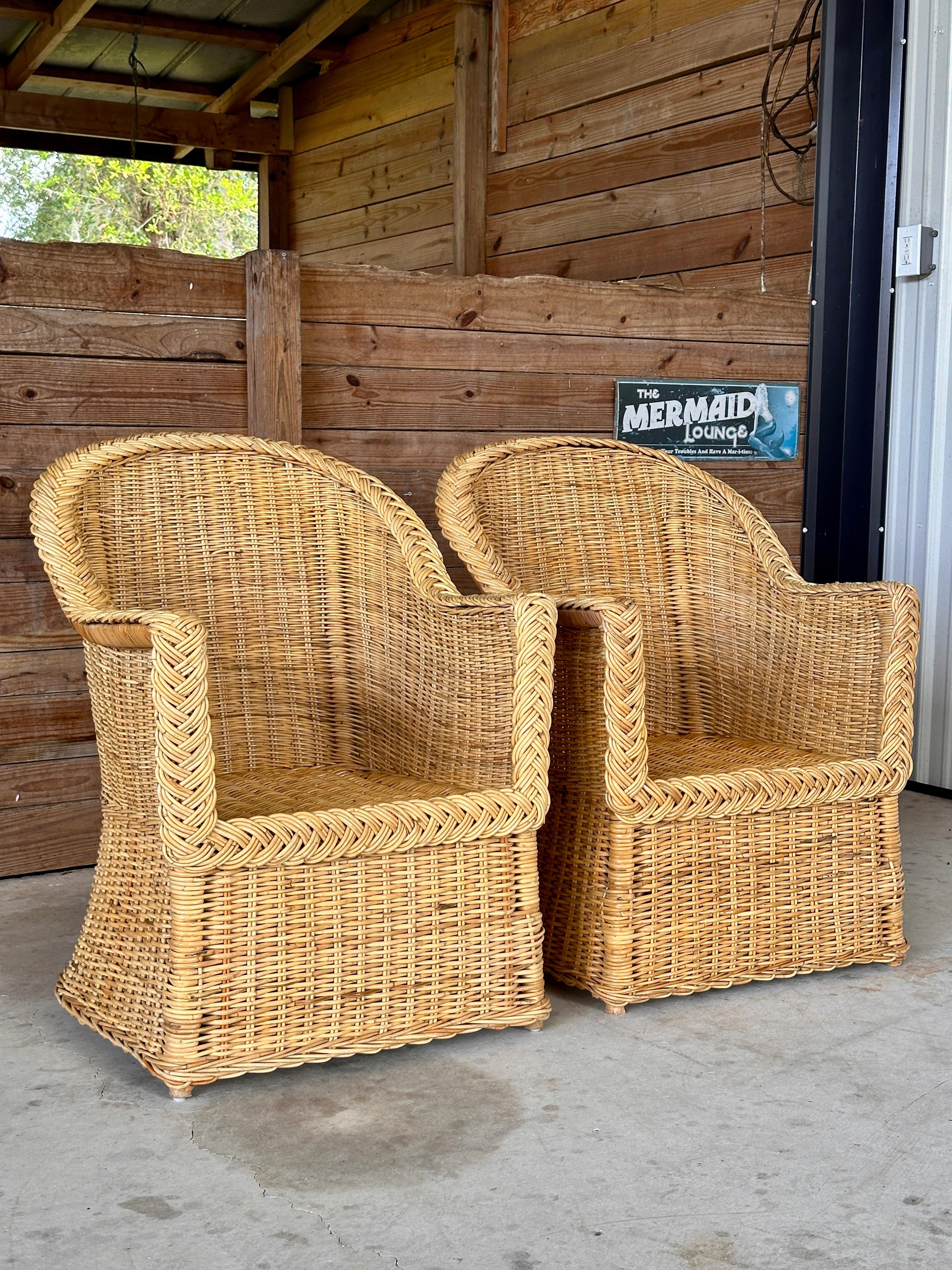 Sedie con braccioli in rattan a treccia grandi moderne e organiche di Wicker Works-Pair in vendita 2