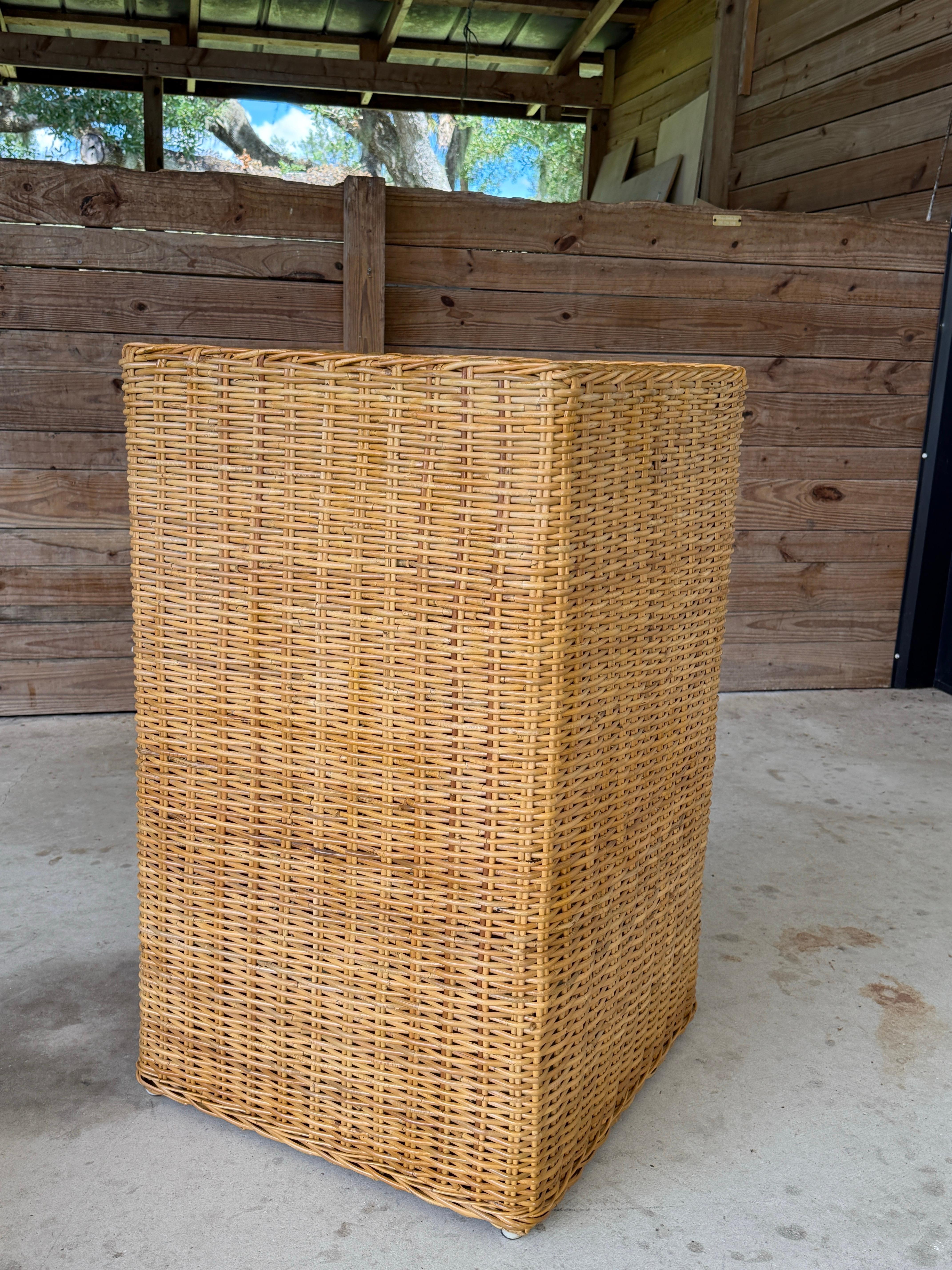 Piedistallo a colonna in rattan moderno e organico di Wicker Works in vendita 2