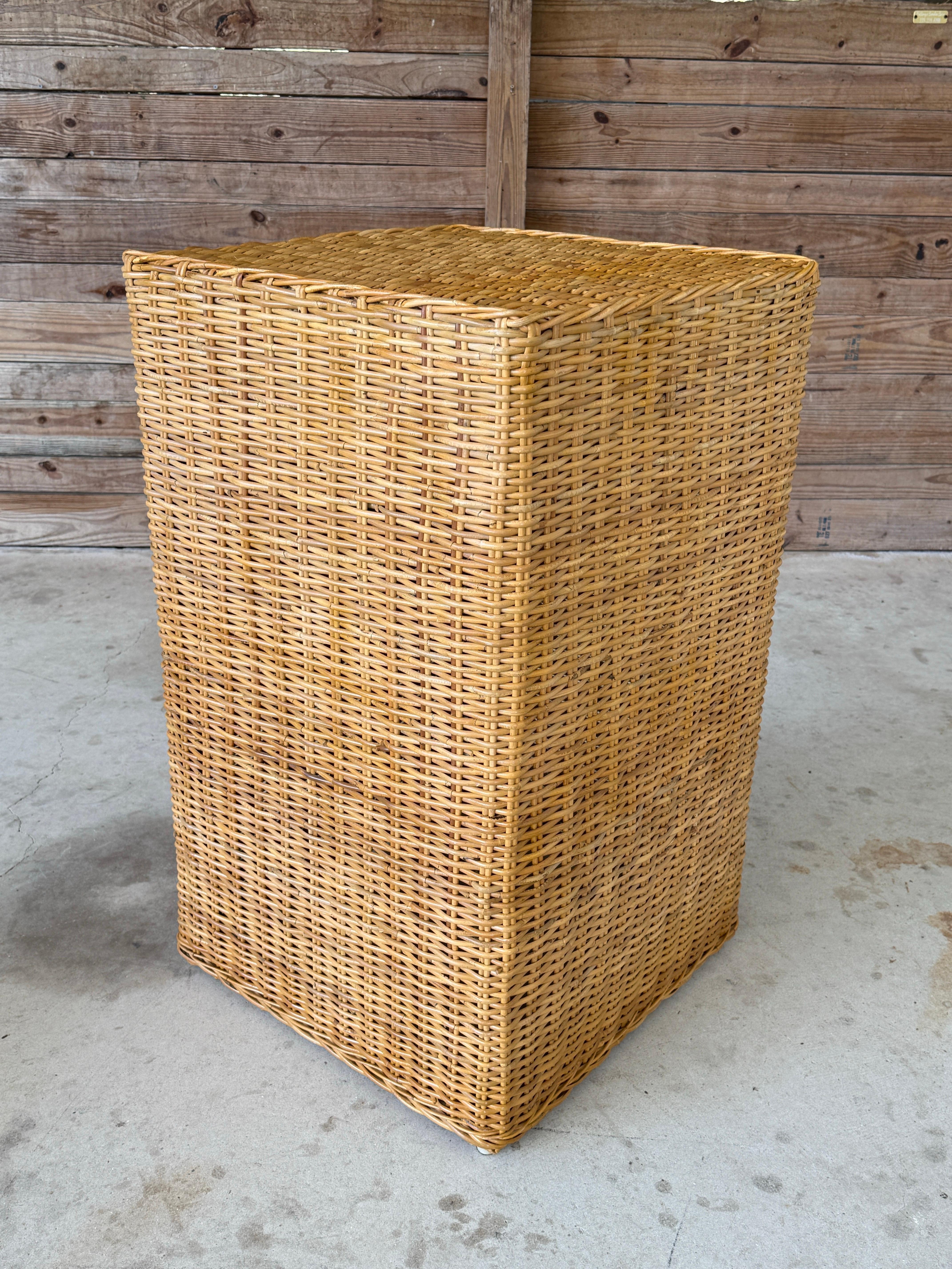 Piedistallo a colonna in rattan moderno e organico di Wicker Works in vendita 3