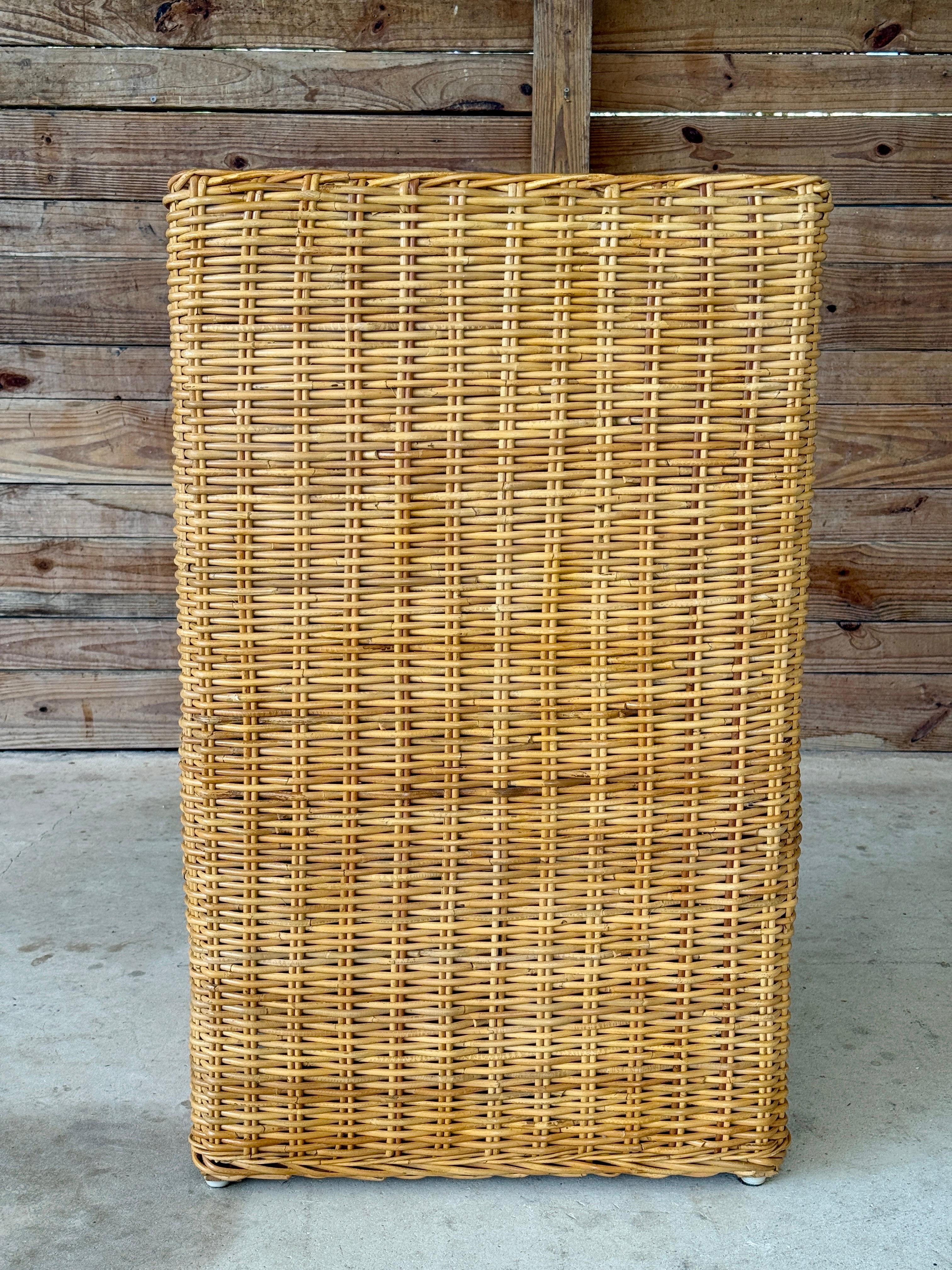 Piedistallo a colonna in rattan moderno e organico di Wicker Works in vendita 4