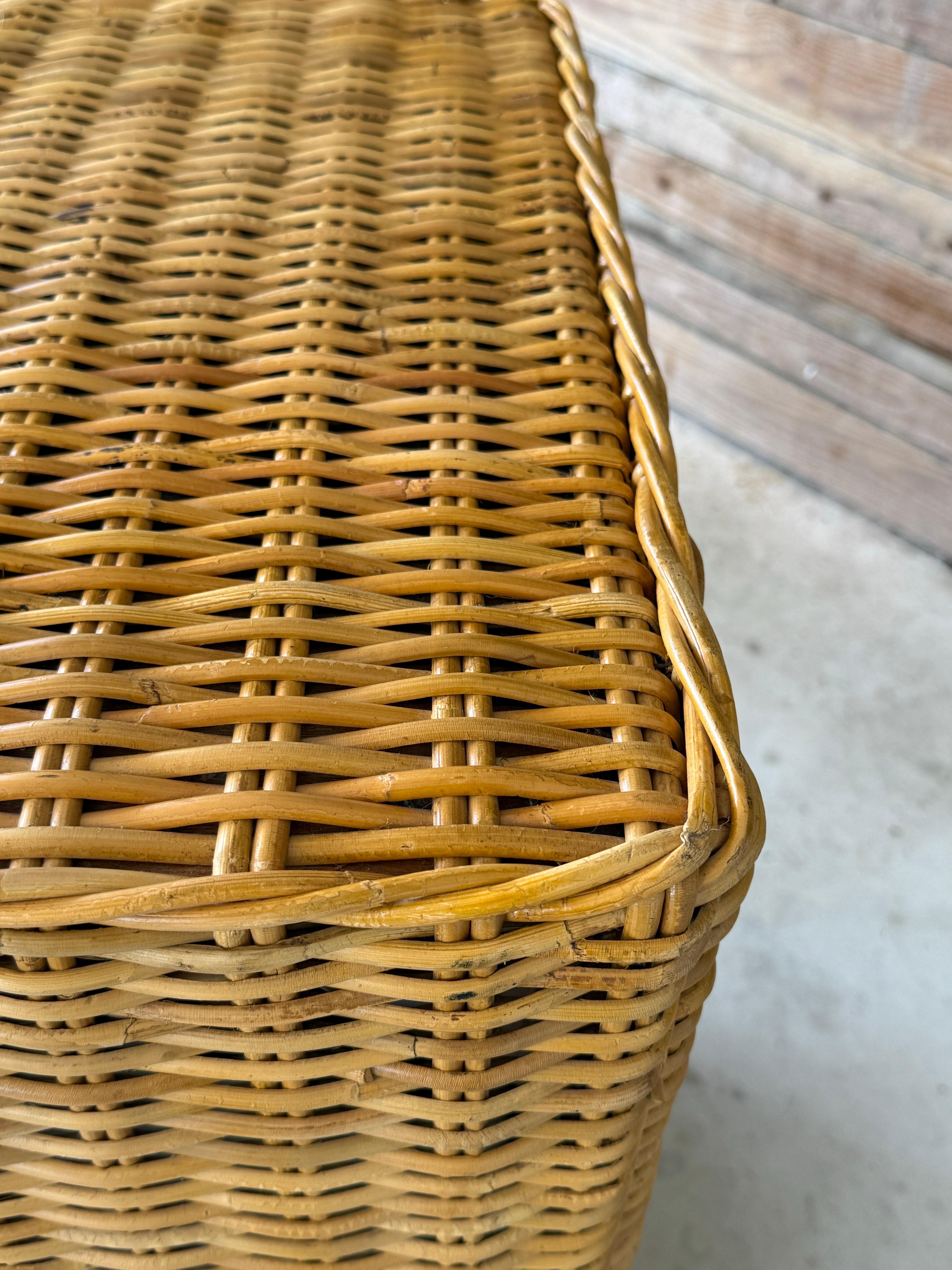 Versatile e di grande effetto, questo piedistallo a colonna in rattan intrecciato Coastal Organic Modern è un'aggiunta elegante a qualsiasi spazio. Intrecciato a mano con una fitta trama a cesto, il pezzo presenta calde tonalità miele e una texture