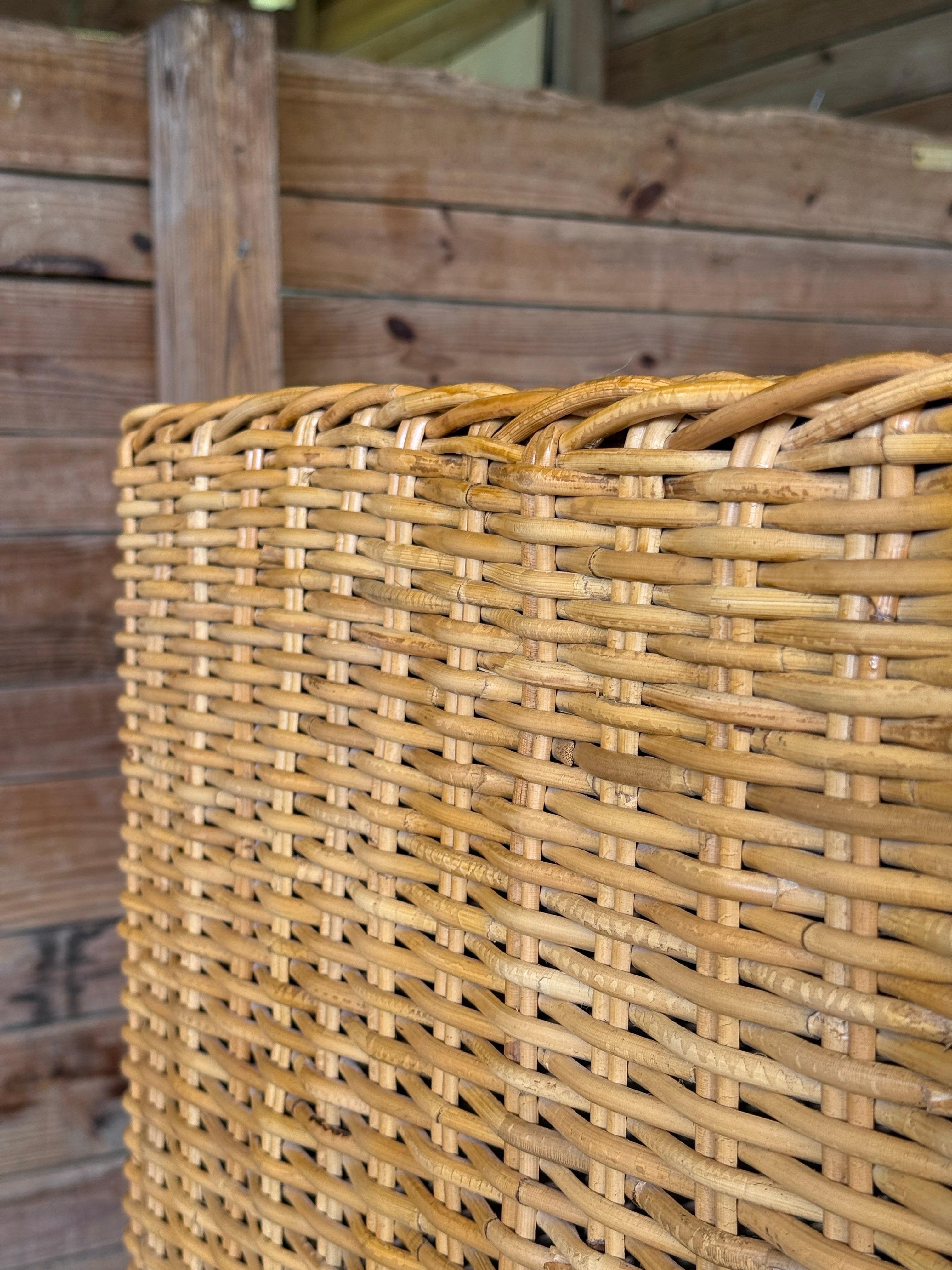 Organico moderno Piedistallo a colonna in rattan moderno e organico di Wicker Works in vendita