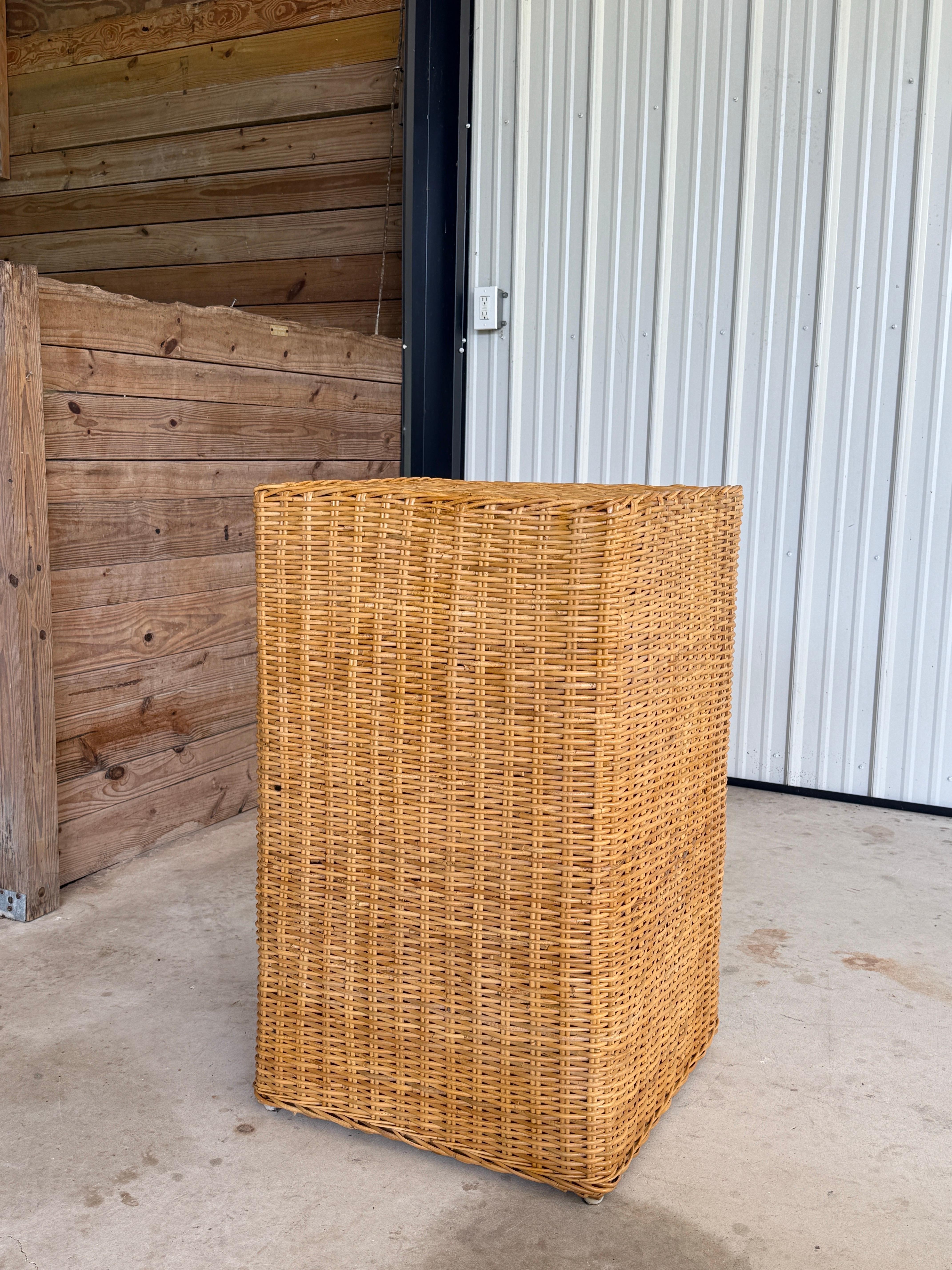 Americano Piedistallo a colonna in rattan moderno e organico di Wicker Works in vendita