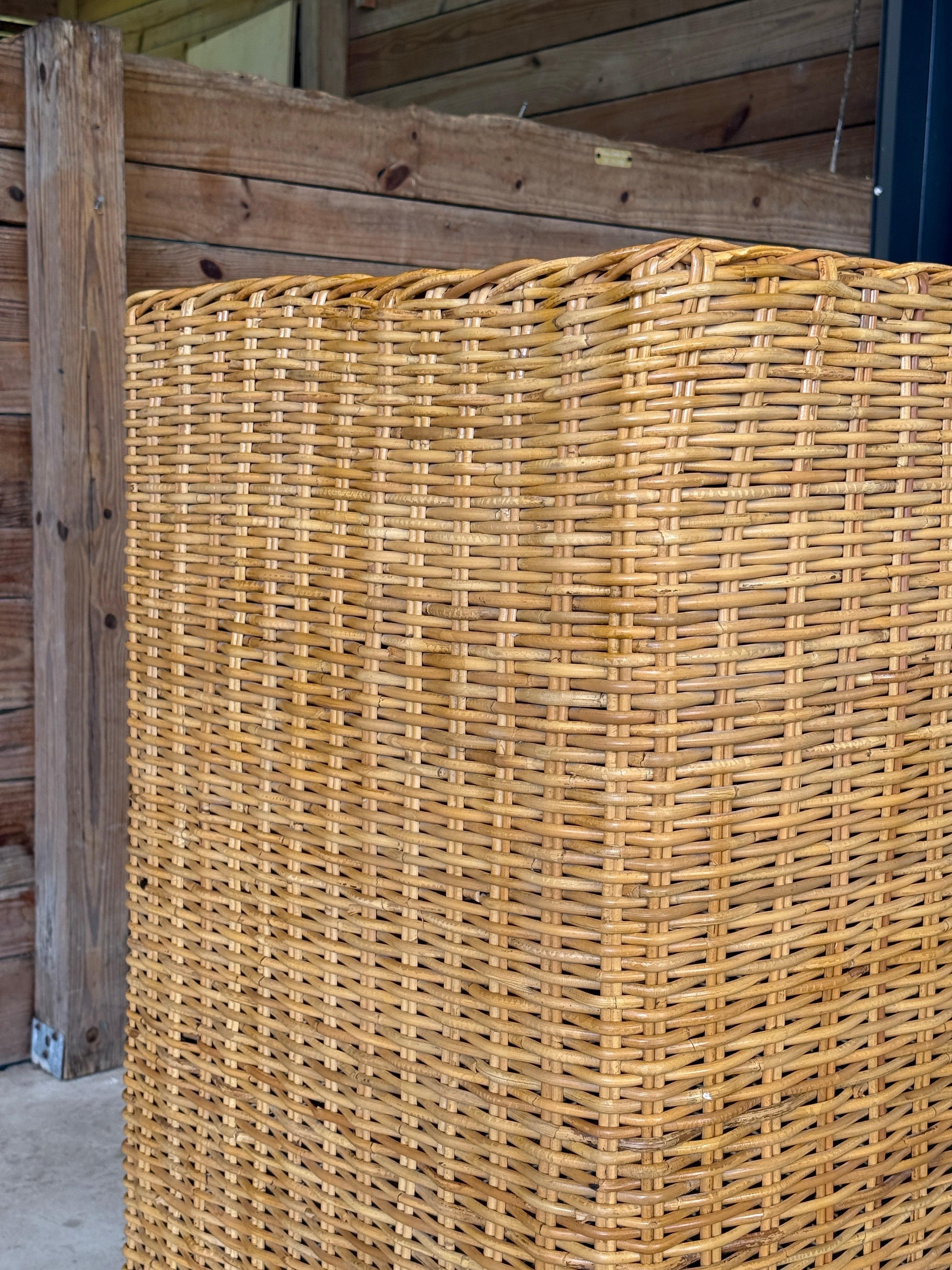 Fatto a mano Piedistallo a colonna in rattan moderno e organico di Wicker Works in vendita