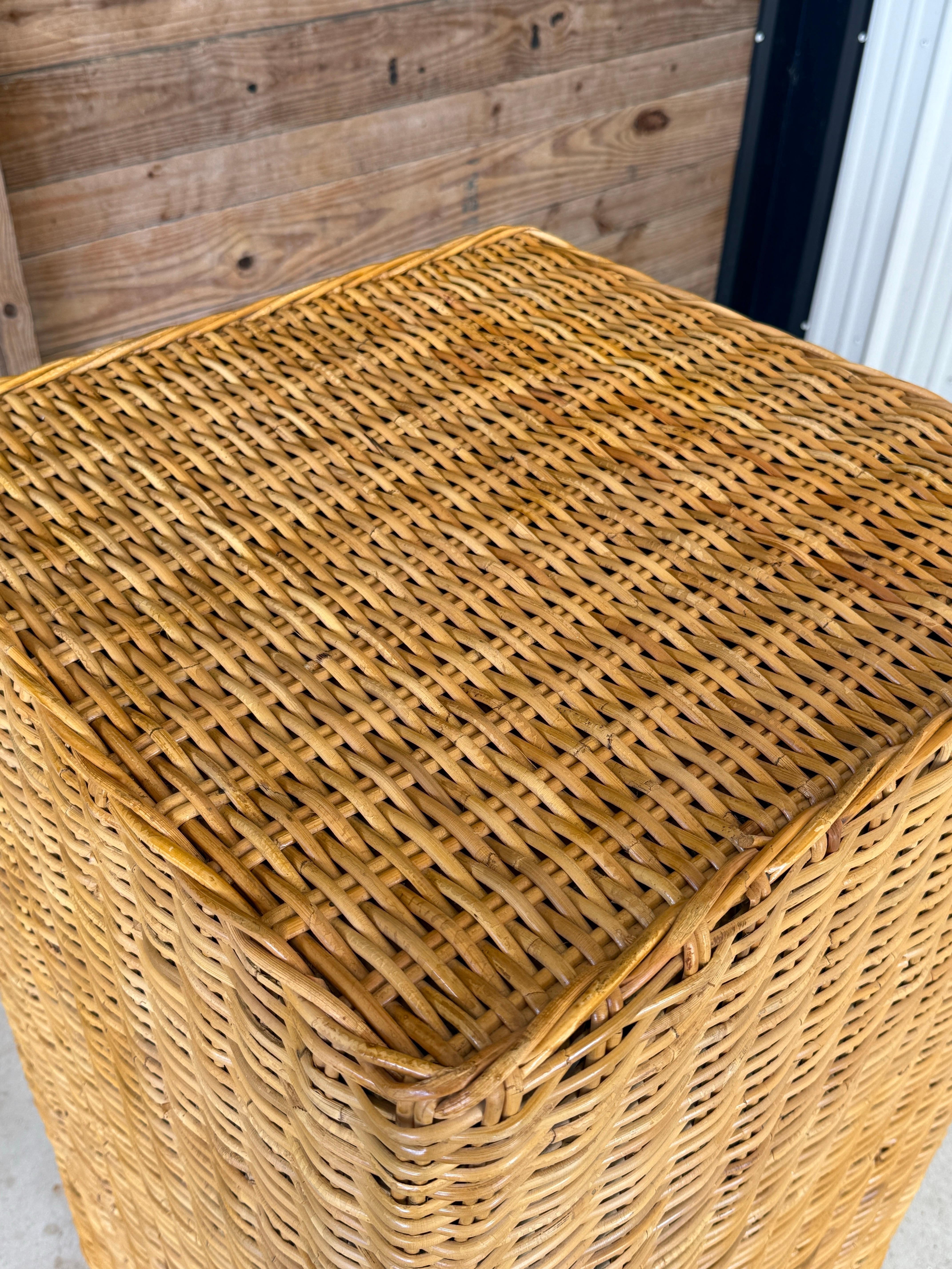 Piedistallo a colonna in rattan moderno e organico di Wicker Works In condizioni buone in vendita a North Fort Myers, FL